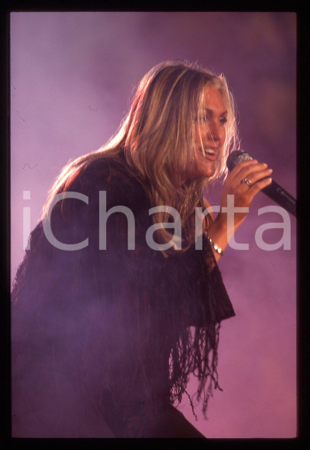 35mm vintage slide* 1990ca Anna OXA in concerto (11)   Diapositiva d'epoca, in formato 35 mm. CONDIZIONI: GOODE' severamente vietata la riproduzione. Tutti i diritti sono riservati. ICharta mette in vendita, sul negozio eBay e in esclusiva sul sito "icharta" il proprio archivio composto da numerose diapositive e negativi fotografici d'epoca, tutti originali e autentici, che attraversano la storia del costume italiano tra gli la fine degli anni Sessanta e Novanta.Si tratta di uno sguardo inedito sull'attualit&agrave;, la politica, la vita quotidiana, il gossip e la cultura, che fotografa il cambiamento della nazione in quest'ultimo scorcio del XX secolo. Un'occasione unica per il mercato del collezionismo, che vede finalmente disponibile un archivio eccezionale per vastit&agrave;, tematiche e condizioni, in un settore (il negativo fotografico e la diapositiva) di assoluta novit&agrave; e dalle interessanti prospettive di investimento.     originale e autentica 1