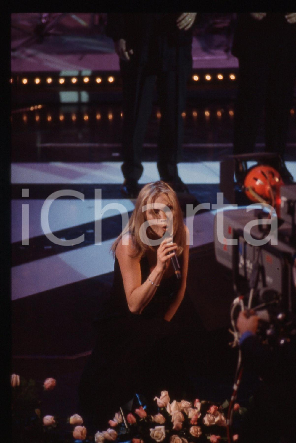 35mm vintage slide* 1997 Festival di SANREMO Anna OXA canta Storie (17)   Diapositiva d'epoca, in formato 35 mm. CONDIZIONI: GOODE' severamente vietata la riproduzione. Tutti i diritti sono riservati. ICharta mette in vendita, sul negozio eBay e in esclusiva sul sito "icharta" il proprio archivio composto da numerose diapositive e negativi fotografici d'epoca, tutti originali e autentici, che attraversano la storia del costume italiano tra gli la fine degli anni Sessanta e Novanta.Si tratta di uno sguardo inedito sull'attualit&agrave;, la politica, la vita quotidiana, il gossip e la cultura, che fotografa il cambiamento della nazione in quest'ultimo scorcio del XX secolo. Un'occasione unica per il mercato del collezionismo, che vede finalmente disponibile un archivio eccezionale per vastit&agrave;, tematiche e condizioni, in un settore (il negativo fotografico e la diapositiva) di assoluta novit&agrave; e dalle interessanti prospettive di investimento.     originale e autentica 1