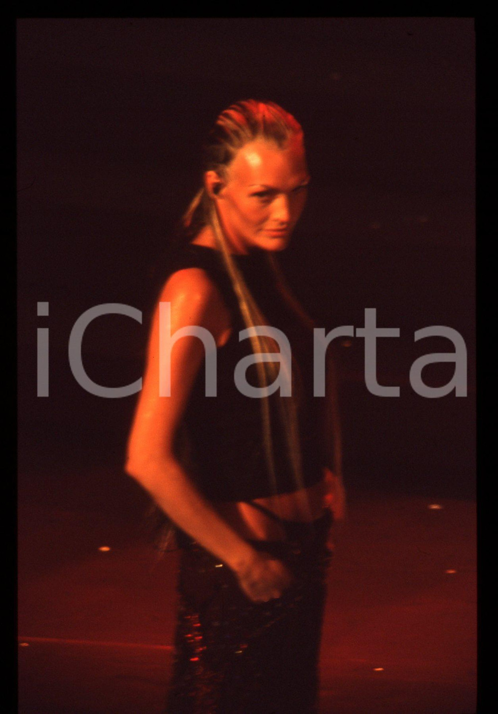 35mm vintage slide* 1999 Festival di SANREMO Anna OXA canta "Senza pietà"   Diapositiva d'epoca, in formato 35 mm. CONDIZIONI: GOODE' severamente vietata la riproduzione. Tutti i diritti sono riservati. ICharta mette in vendita, sul negozio eBay e in esclusiva sul sito "icharta" il proprio archivio composto da numerose diapositive e negativi fotografici d'epoca, tutti originali e autentici, che attraversano la storia del costume italiano tra gli la fine degli anni Sessanta e Novanta.Si tratta di uno sguardo inedito sull'attualit&agrave;, la politica, la vita quotidiana, il gossip e la cultura, che fotografa il cambiamento della nazione in quest'ultimo scorcio del XX secolo. Un'occasione unica per il mercato del collezionismo, che vede finalmente disponibile un archivio eccezionale per vastit&agrave;, tematiche e condizioni, in un settore (il negativo fotografico e la diapositiva) di assoluta novit&agrave; e dalle interessanti prospettive di investimento.     originale e autentica 1