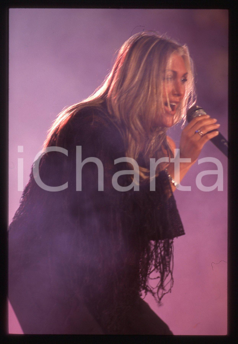 35mm vintage slide* 1990ca Anna OXA in concerto (12)   Diapositiva d'epoca, in formato 35 mm. CONDIZIONI: GOODE' severamente vietata la riproduzione. Tutti i diritti sono riservati. ICharta mette in vendita, sul negozio eBay e in esclusiva sul sito "icharta" il proprio archivio composto da numerose diapositive e negativi fotografici d'epoca, tutti originali e autentici, che attraversano la storia del costume italiano tra gli la fine degli anni Sessanta e Novanta.Si tratta di uno sguardo inedito sull'attualit&agrave;, la politica, la vita quotidiana, il gossip e la cultura, che fotografa il cambiamento della nazione in quest'ultimo scorcio del XX secolo. Un'occasione unica per il mercato del collezionismo, che vede finalmente disponibile un archivio eccezionale per vastit&agrave;, tematiche e condizioni, in un settore (il negativo fotografico e la diapositiva) di assoluta novit&agrave; e dalle interessanti prospettive di investimento.     originale e autentica 1