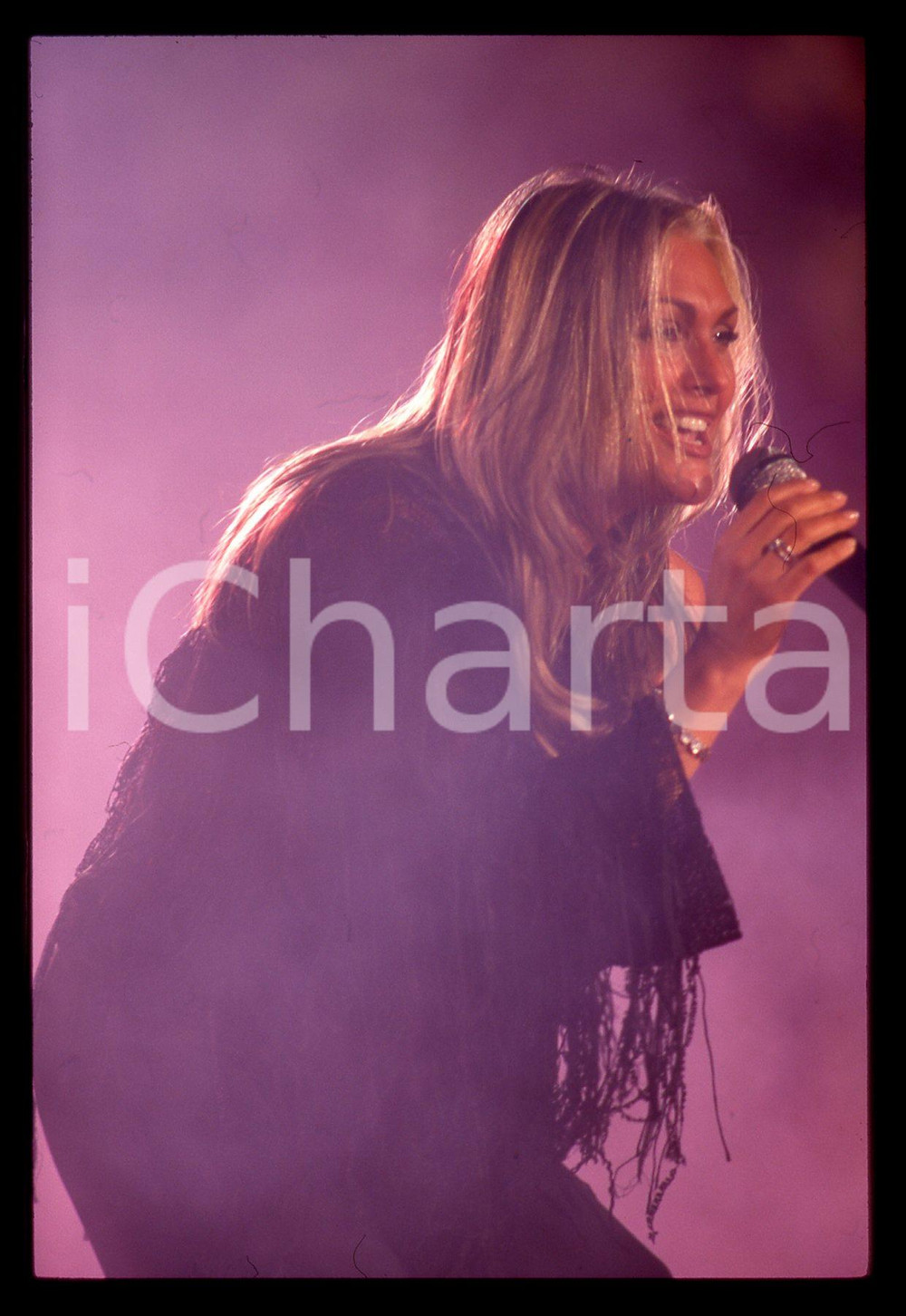 35mm vintage slide* 1990ca Anna OXA ritratta in concerto (18)   Diapositiva d'epoca, in formato 35 mm. CONDIZIONI: GOODE' severamente vietata la riproduzione. Tutti i diritti sono riservati. ICharta mette in vendita, sul negozio eBay e in esclusiva sul sito "icharta" il proprio archivio composto da numerose diapositive e negativi fotografici d'epoca, tutti originali e autentici, che attraversano la storia del costume italiano tra gli la fine degli anni Sessanta e Novanta.Si tratta di uno sguardo inedito sull'attualit&agrave;, la politica, la vita quotidiana, il gossip e la cultura, che fotografa il cambiamento della nazione in quest'ultimo scorcio del XX secolo. Un'occasione unica per il mercato del collezionismo, che vede finalmente disponibile un archivio eccezionale per vastit&agrave;, tematiche e condizioni, in un settore (il negativo fotografico e la diapositiva) di assoluta novit&agrave; e dalle interessanti prospettive di investimento.     originale e autentica 1