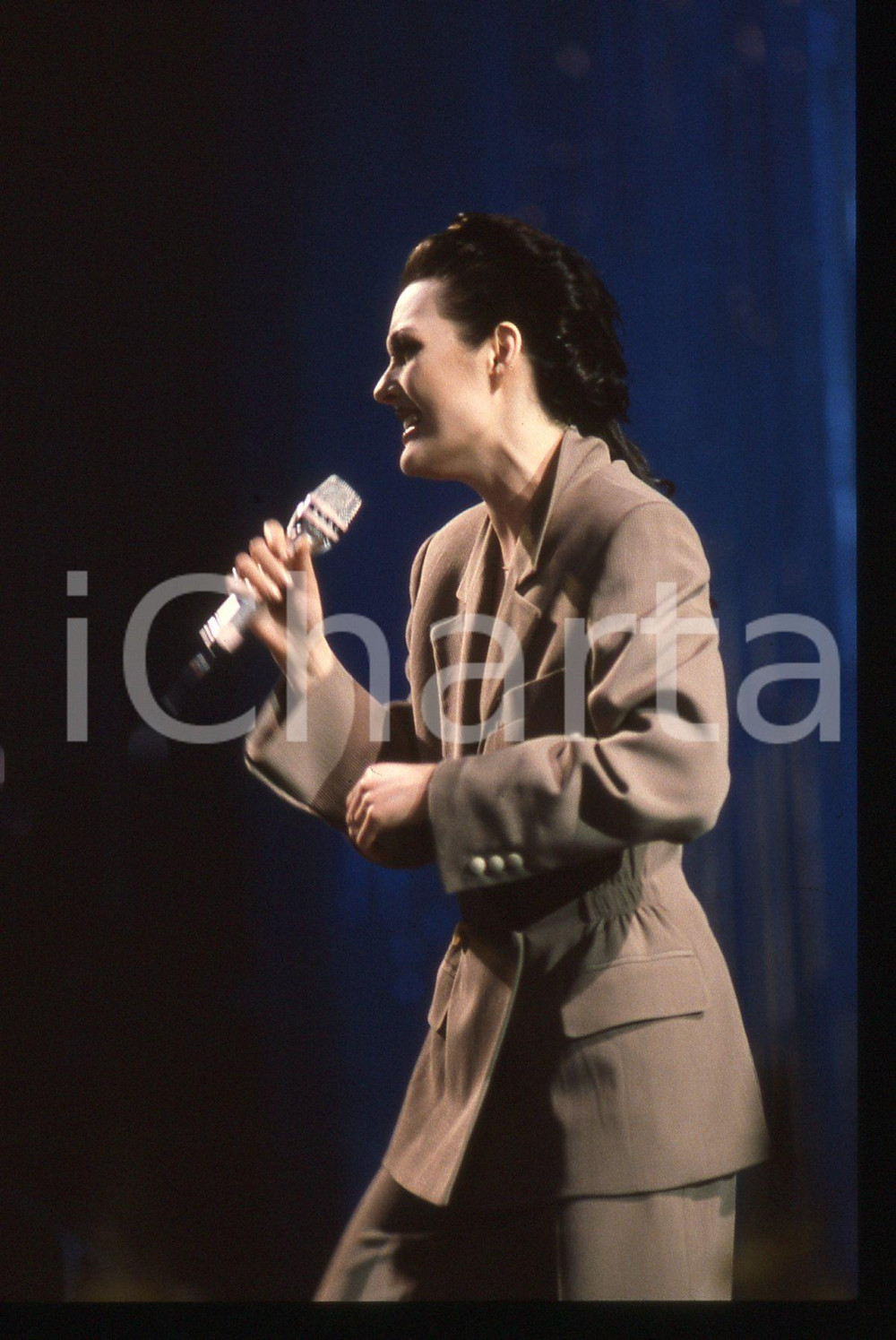 35mm vintage slide* 1990 Festival di SANREMO Anna OXA canta "Donna con te" (2)   Diapositiva d'epoca, in formato 35 mm. CONDIZIONI: GOODE' severamente vietata la riproduzione. Tutti i diritti sono riservati. ICharta mette in vendita, sul negozio eBay e in esclusiva sul sito "icharta" il proprio archivio composto da numerose diapositive e negativi fotografici d'epoca, tutti originali e autentici, che attraversano la storia del costume italiano tra gli la fine degli anni Sessanta e Novanta.Si tratta di uno sguardo inedito sull'attualit&agrave;, la politica, la vita quotidiana, il gossip e la cultura, che fotografa il cambiamento della nazione in quest'ultimo scorcio del XX secolo. Un'occasione unica per il mercato del collezionismo, che vede finalmente disponibile un archivio eccezionale per vastit&agrave;, tematiche e condizioni, in un settore (il negativo fotografico e la diapositiva) di assoluta novit&agrave; e dalle interessanti prospettive di investimento.     originale e autentica 1