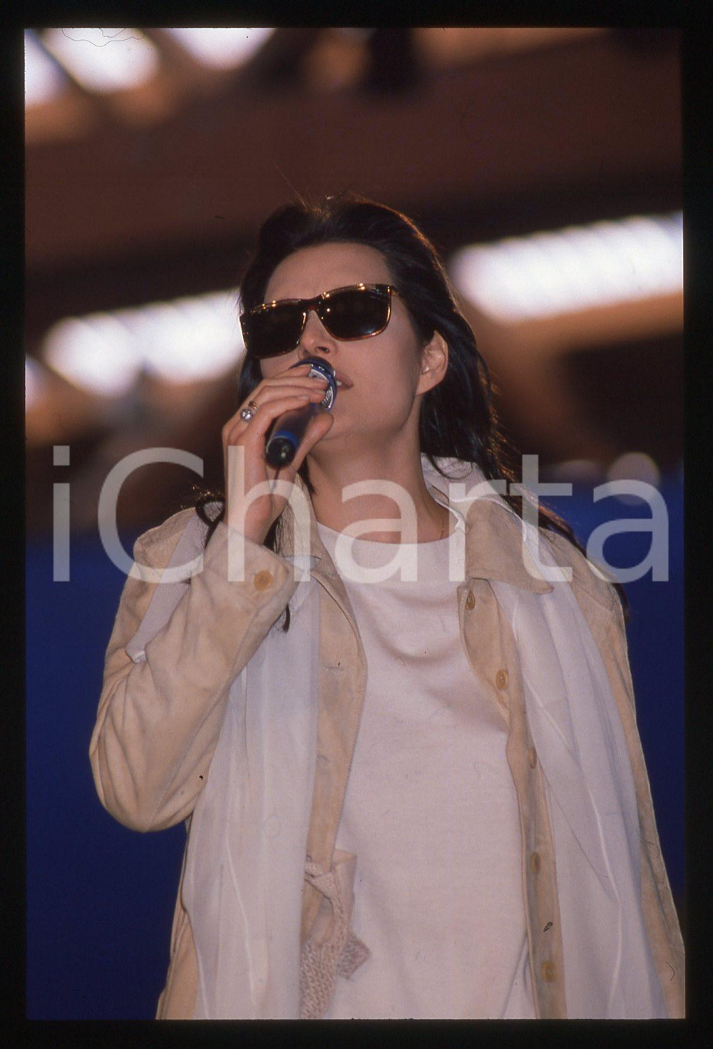 35mm vintage slide* 1990ca Anna OXA durante un concerto   Diapositiva d'epoca, in formato 35 mm. CONDIZIONI: GOODE' severamente vietata la riproduzione. Tutti i diritti sono riservati. ICharta mette in vendita, sul negozio eBay e in esclusiva sul sito "icharta" il proprio archivio composto da numerose diapositive e negativi fotografici d'epoca, tutti originali e autentici, che attraversano la storia del costume italiano tra gli la fine degli anni Sessanta e Novanta.Si tratta di uno sguardo inedito sull'attualit&agrave;, la politica, la vita quotidiana, il gossip e la cultura, che fotografa il cambiamento della nazione in quest'ultimo scorcio del XX secolo. Un'occasione unica per il mercato del collezionismo, che vede finalmente disponibile un archivio eccezionale per vastit&agrave;, tematiche e condizioni, in un settore (il negativo fotografico e la diapositiva) di assoluta novit&agrave; e dalle interessanti prospettive di investimento.     originale e autentica 1