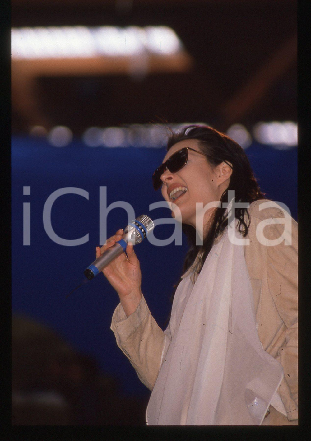 35mm vintage slide* 1990ca Anna OXA in concerto (13)   Diapositiva d'epoca, in formato 35 mm. CONDIZIONI: GOODE' severamente vietata la riproduzione. Tutti i diritti sono riservati. ICharta mette in vendita, sul negozio eBay e in esclusiva sul sito "icharta" il proprio archivio composto da numerose diapositive e negativi fotografici d'epoca, tutti originali e autentici, che attraversano la storia del costume italiano tra gli la fine degli anni Sessanta e Novanta.Si tratta di uno sguardo inedito sull'attualit&agrave;, la politica, la vita quotidiana, il gossip e la cultura, che fotografa il cambiamento della nazione in quest'ultimo scorcio del XX secolo. Un'occasione unica per il mercato del collezionismo, che vede finalmente disponibile un archivio eccezionale per vastit&agrave;, tematiche e condizioni, in un settore (il negativo fotografico e la diapositiva) di assoluta novit&agrave; e dalle interessanti prospettive di investimento.     originale e autentica 1