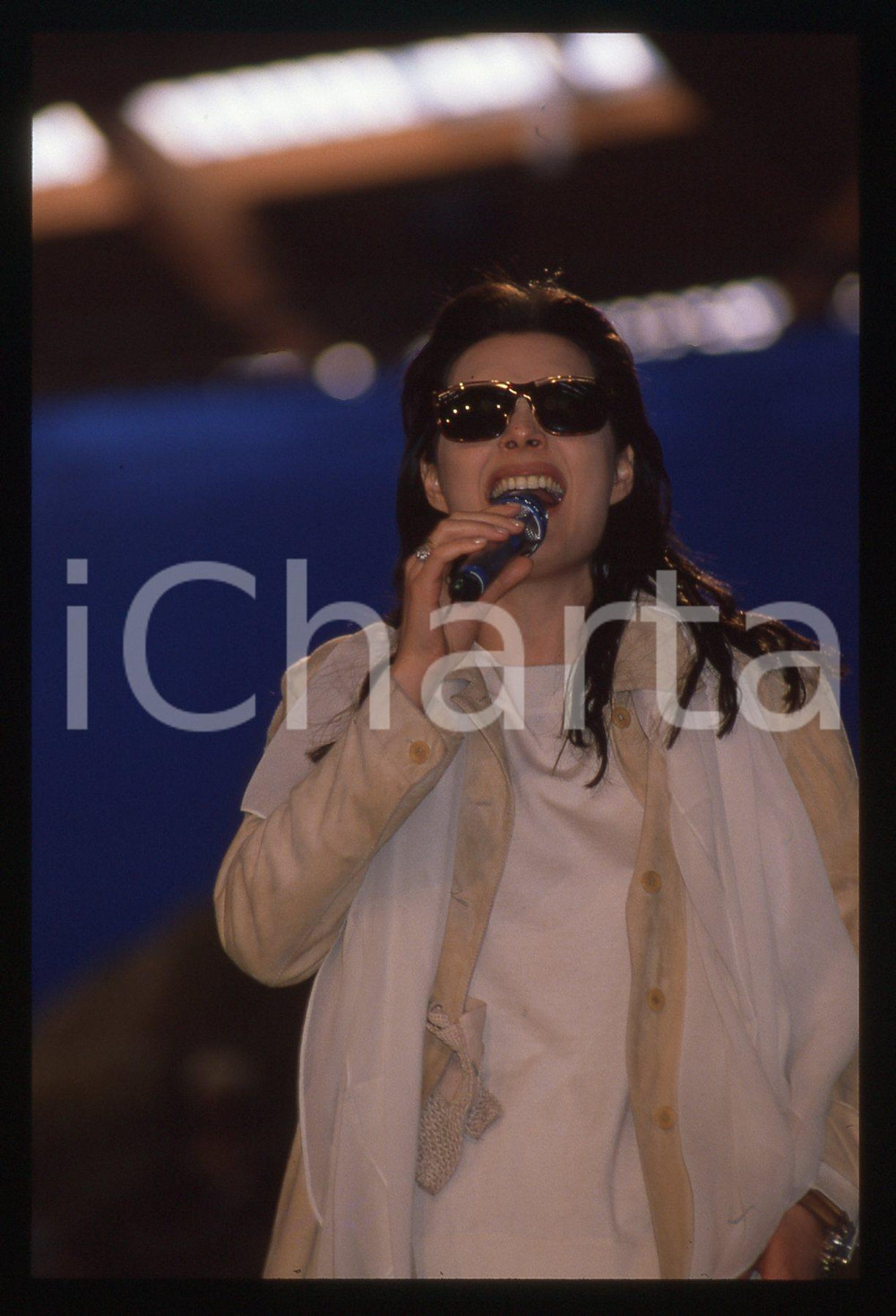 35mm vintage slide* 1990ca Anna OXA in concerto (14)   Diapositiva d'epoca, in formato 35 mm. CONDIZIONI: GOODE' severamente vietata la riproduzione. Tutti i diritti sono riservati. ICharta mette in vendita, sul negozio eBay e in esclusiva sul sito "icharta" il proprio archivio composto da numerose diapositive e negativi fotografici d'epoca, tutti originali e autentici, che attraversano la storia del costume italiano tra gli la fine degli anni Sessanta e Novanta.Si tratta di uno sguardo inedito sull'attualit&agrave;, la politica, la vita quotidiana, il gossip e la cultura, che fotografa il cambiamento della nazione in quest'ultimo scorcio del XX secolo. Un'occasione unica per il mercato del collezionismo, che vede finalmente disponibile un archivio eccezionale per vastit&agrave;, tematiche e condizioni, in un settore (il negativo fotografico e la diapositiva) di assoluta novit&agrave; e dalle interessanti prospettive di investimento.     originale e autentica 1