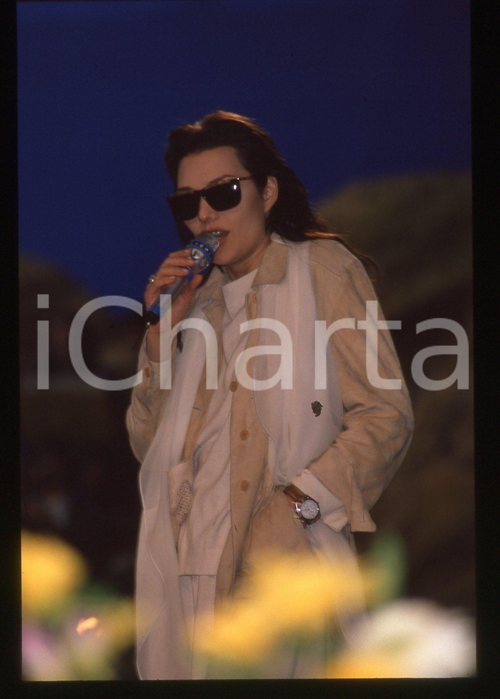 35mm vintage slide* 1990ca Anna OXA in concerto (15)   Diapositiva d'epoca, in formato 35 mm. CONDIZIONI: GOODE' severamente vietata la riproduzione. Tutti i diritti sono riservati. ICharta mette in vendita, sul negozio eBay e in esclusiva sul sito "icharta" il proprio archivio composto da numerose diapositive e negativi fotografici d'epoca, tutti originali e autentici, che attraversano la storia del costume italiano tra gli la fine degli anni Sessanta e Novanta.Si tratta di uno sguardo inedito sull'attualit&agrave;, la politica, la vita quotidiana, il gossip e la cultura, che fotografa il cambiamento della nazione in quest'ultimo scorcio del XX secolo. Un'occasione unica per il mercato del collezionismo, che vede finalmente disponibile un archivio eccezionale per vastit&agrave;, tematiche e condizioni, in un settore (il negativo fotografico e la diapositiva) di assoluta novit&agrave; e dalle interessanti prospettive di investimento.     originale e autentica 1