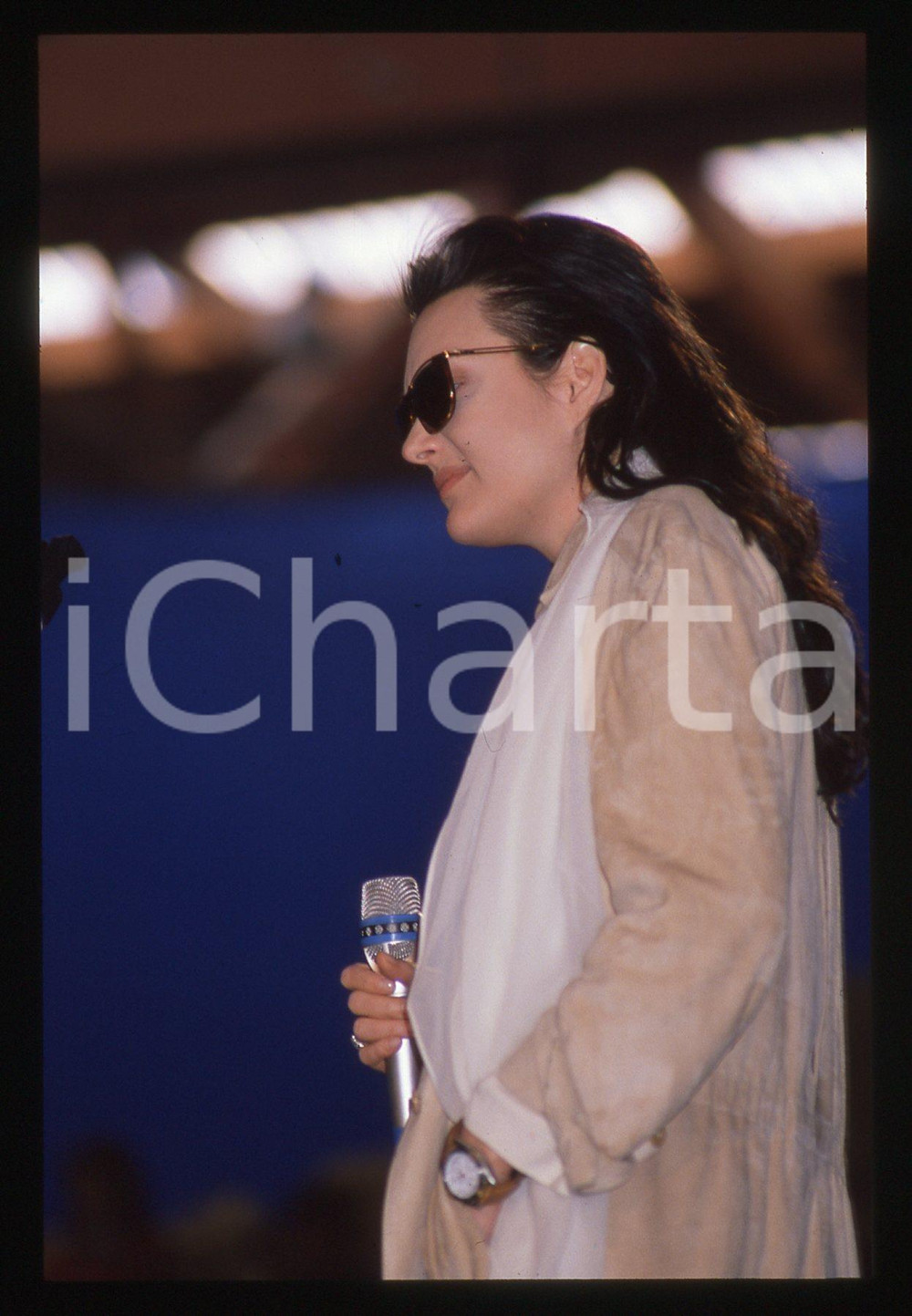 35mm vintage slide* 1990ca Anna OXA in concerto (16)   Diapositiva d'epoca, in formato 35 mm. CONDIZIONI: GOODE' severamente vietata la riproduzione. Tutti i diritti sono riservati. ICharta mette in vendita, sul negozio eBay e in esclusiva sul sito "icharta" il proprio archivio composto da numerose diapositive e negativi fotografici d'epoca, tutti originali e autentici, che attraversano la storia del costume italiano tra gli la fine degli anni Sessanta e Novanta.Si tratta di uno sguardo inedito sull'attualit&agrave;, la politica, la vita quotidiana, il gossip e la cultura, che fotografa il cambiamento della nazione in quest'ultimo scorcio del XX secolo. Un'occasione unica per il mercato del collezionismo, che vede finalmente disponibile un archivio eccezionale per vastit&agrave;, tematiche e condizioni, in un settore (il negativo fotografico e la diapositiva) di assoluta novit&agrave; e dalle interessanti prospettive di investimento.     originale e autentica 1