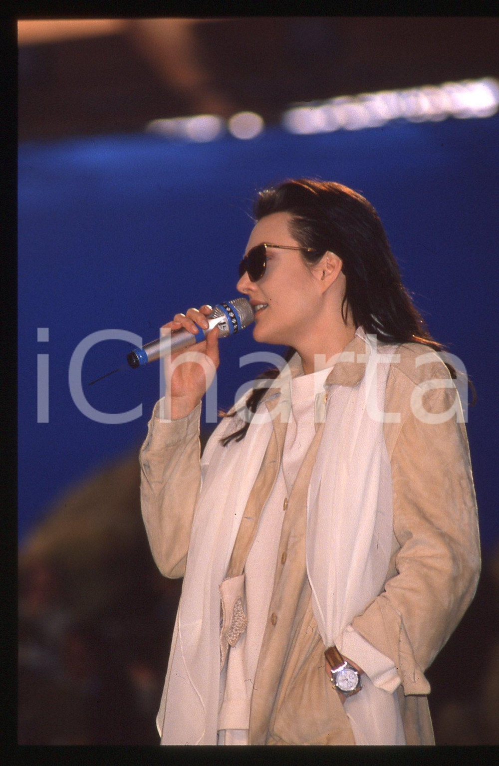 35mm vintage slide* 1990ca Anna OXA in concerto (18)   Diapositiva d'epoca, in formato 35 mm. CONDIZIONI: GOODE' severamente vietata la riproduzione. Tutti i diritti sono riservati. ICharta mette in vendita, sul negozio eBay e in esclusiva sul sito "icharta" il proprio archivio composto da numerose diapositive e negativi fotografici d'epoca, tutti originali e autentici, che attraversano la storia del costume italiano tra gli la fine degli anni Sessanta e Novanta.Si tratta di uno sguardo inedito sull'attualit&agrave;, la politica, la vita quotidiana, il gossip e la cultura, che fotografa il cambiamento della nazione in quest'ultimo scorcio del XX secolo. Un'occasione unica per il mercato del collezionismo, che vede finalmente disponibile un archivio eccezionale per vastit&agrave;, tematiche e condizioni, in un settore (il negativo fotografico e la diapositiva) di assoluta novit&agrave; e dalle interessanti prospettive di investimento.     originale e autentica 1