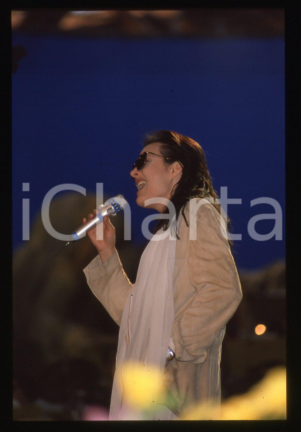 35mm vintage slide* 1990ca Anna OXA in concerto (17)   Diapositiva d'epoca, in formato 35 mm. CONDIZIONI: GOODE' severamente vietata la riproduzione. Tutti i diritti sono riservati. ICharta mette in vendita, sul negozio eBay e in esclusiva sul sito "icharta" il proprio archivio composto da numerose diapositive e negativi fotografici d'epoca, tutti originali e autentici, che attraversano la storia del costume italiano tra gli la fine degli anni Sessanta e Novanta.Si tratta di uno sguardo inedito sull'attualit&agrave;, la politica, la vita quotidiana, il gossip e la cultura, che fotografa il cambiamento della nazione in quest'ultimo scorcio del XX secolo. Un'occasione unica per il mercato del collezionismo, che vede finalmente disponibile un archivio eccezionale per vastit&agrave;, tematiche e condizioni, in un settore (il negativo fotografico e la diapositiva) di assoluta novit&agrave; e dalle interessanti prospettive di investimento.     originale e autentica 1