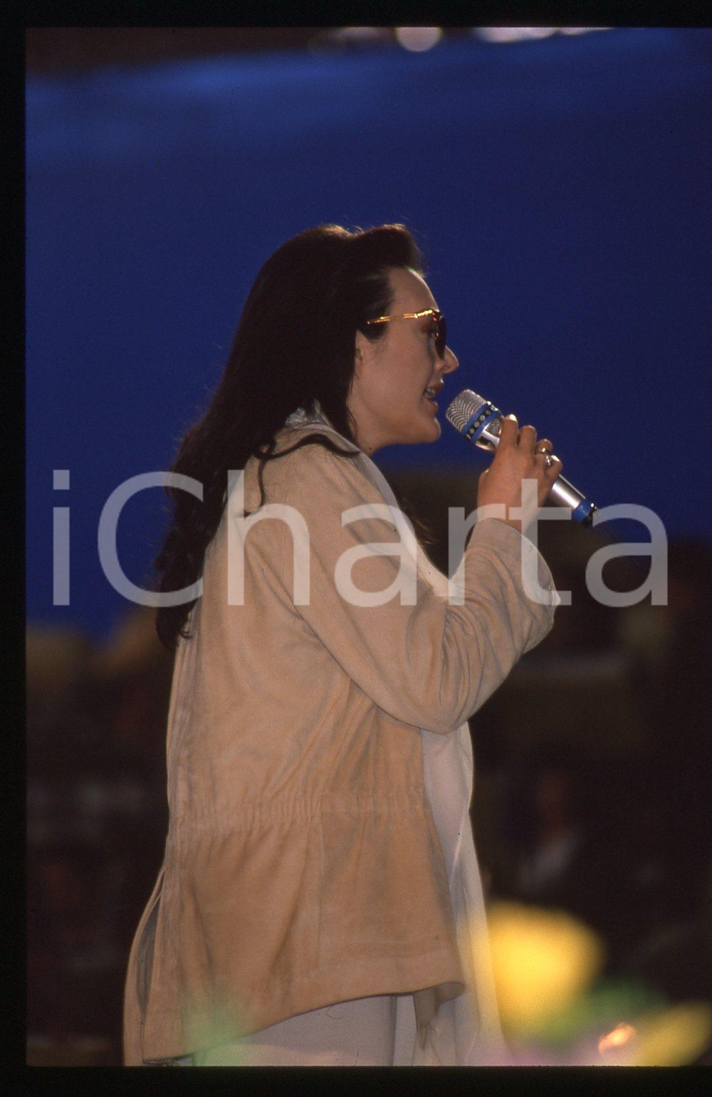 35mm vintage slide* 1990ca Anna OXA in concerto (21)   Diapositiva d'epoca, in formato 35 mm. CONDIZIONI: GOODE' severamente vietata la riproduzione. Tutti i diritti sono riservati. ICharta mette in vendita, sul negozio eBay e in esclusiva sul sito "icharta" il proprio archivio composto da numerose diapositive e negativi fotografici d'epoca, tutti originali e autentici, che attraversano la storia del costume italiano tra gli la fine degli anni Sessanta e Novanta.Si tratta di uno sguardo inedito sull'attualit&agrave;, la politica, la vita quotidiana, il gossip e la cultura, che fotografa il cambiamento della nazione in quest'ultimo scorcio del XX secolo. Un'occasione unica per il mercato del collezionismo, che vede finalmente disponibile un archivio eccezionale per vastit&agrave;, tematiche e condizioni, in un settore (il negativo fotografico e la diapositiva) di assoluta novit&agrave; e dalle interessanti prospettive di investimento.     originale e autentica 1