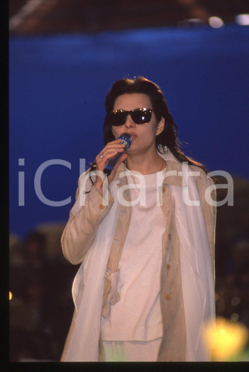 35mm vintage slide* 1990ca Anna OXA in concerto (22)   Diapositiva d'epoca, in formato 35 mm. CONDIZIONI: GOODE' severamente vietata la riproduzione. Tutti i diritti sono riservati. ICharta mette in vendita, sul negozio eBay e in esclusiva sul sito "icharta" il proprio archivio composto da numerose diapositive e negativi fotografici d'epoca, tutti originali e autentici, che attraversano la storia del costume italiano tra gli la fine degli anni Sessanta e Novanta.Si tratta di uno sguardo inedito sull'attualit&agrave;, la politica, la vita quotidiana, il gossip e la cultura, che fotografa il cambiamento della nazione in quest'ultimo scorcio del XX secolo. Un'occasione unica per il mercato del collezionismo, che vede finalmente disponibile un archivio eccezionale per vastit&agrave;, tematiche e condizioni, in un settore (il negativo fotografico e la diapositiva) di assoluta novit&agrave; e dalle interessanti prospettive di investimento.     originale e autentica 1