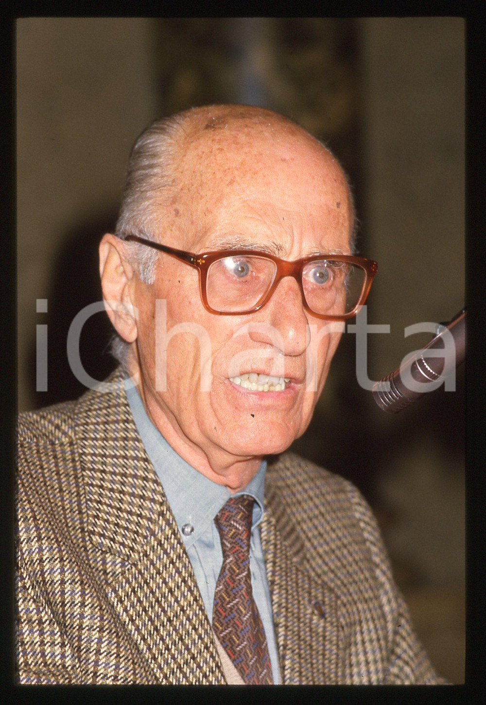 35mm vintage slide* 1990ca Ritratto di Indro MONTANELLI   Diapositiva d'epoca, in formato 35 mm. CONDIZIONI: GOODE' severamente vietata la riproduzione. Tutti i diritti sono riservati. ICharta mette in vendita, sul negozio eBay e in esclusiva sul sito "icharta" il proprio archivio composto da numerose diapositive e negativi fotografici d'epoca, tutti originali e autentici, che attraversano la storia del costume italiano tra gli la fine degli anni Sessanta e Novanta.Si tratta di uno sguardo inedito sull'attualit&agrave;, la politica, la vita quotidiana, il gossip e la cultura, che fotografa il cambiamento della nazione in quest'ultimo scorcio del XX secolo. Un'occasione unica per il mercato del collezionismo, che vede finalmente disponibile un archivio eccezionale per vastit&agrave;, tematiche e condizioni, in un settore (il negativo fotografico e la diapositiva) di assoluta novit&agrave; e dalle interessanti prospettive di investimento.     originale e autentica 1