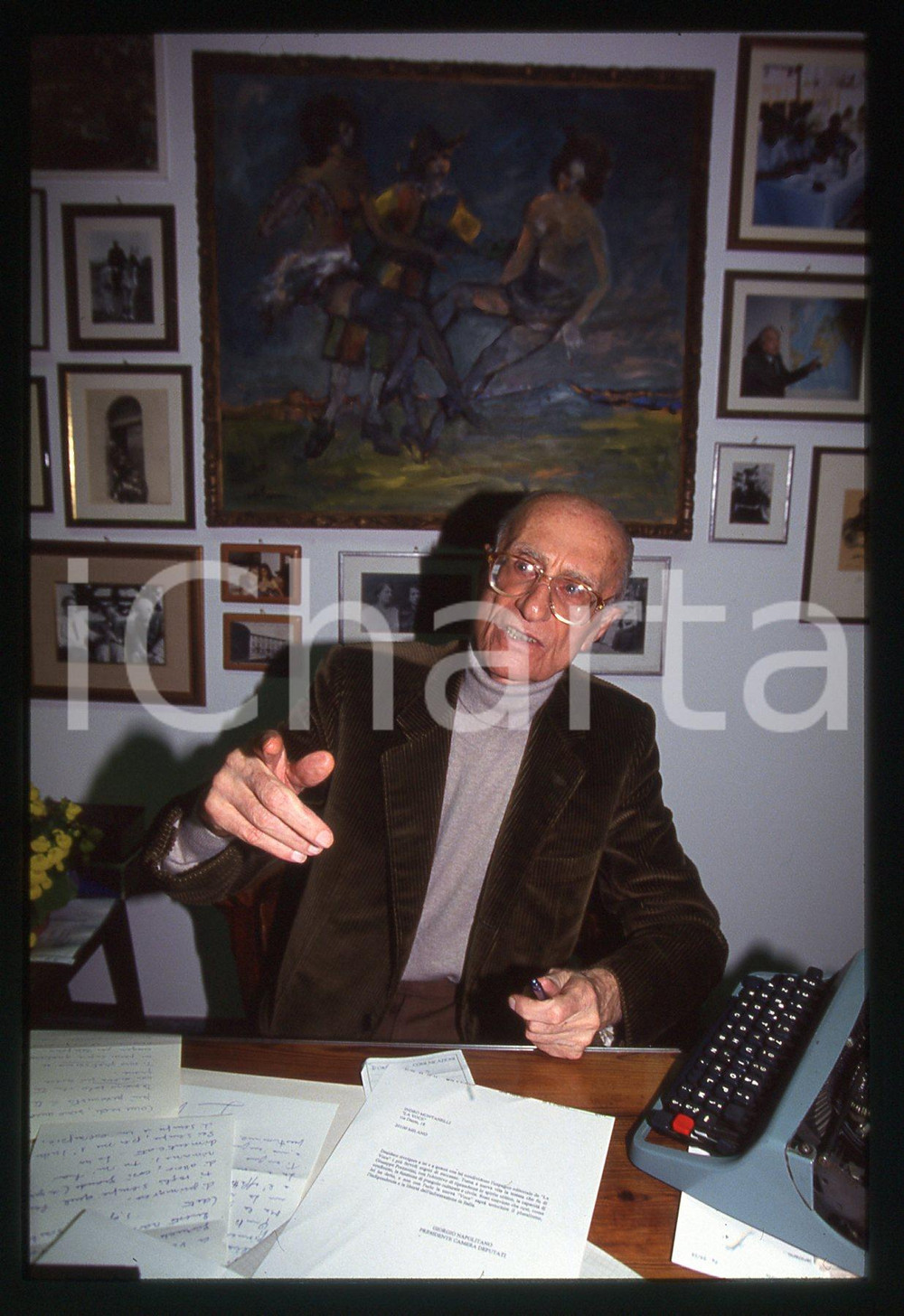 35mm vintage slide* 1992 Indro MONTANELLI ritratto con OLIVETTI Lettera 22