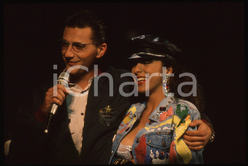 Fotografia d epoca originale 35mm vintage slide 1990ca Sabrina SALERNO con GegèTELESFORO 1