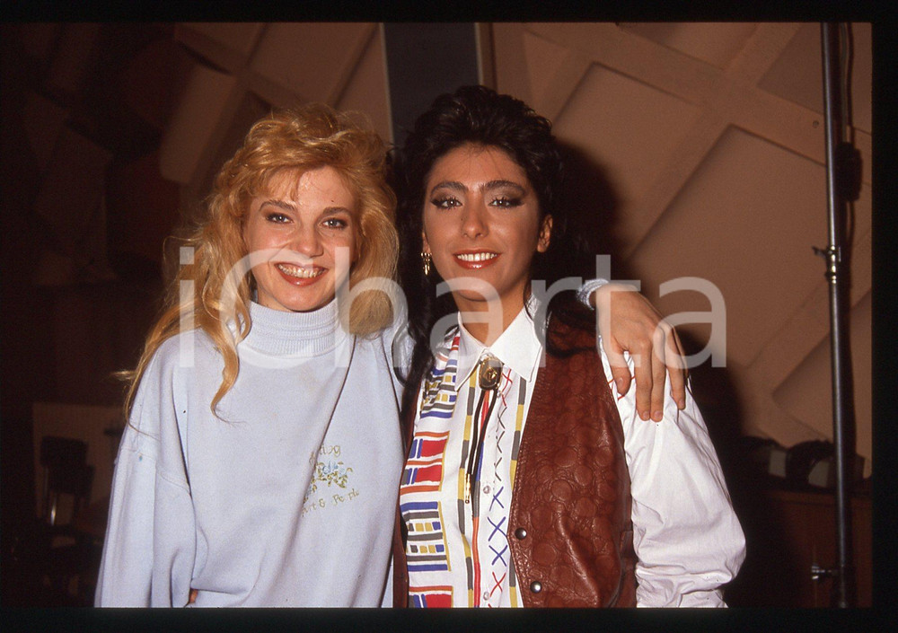 Fotografia d epoca originale 35mm vintage slide 1989 Studio FONIT CETRA Lorella CUCCARINI e Sabrina SALERNO 1