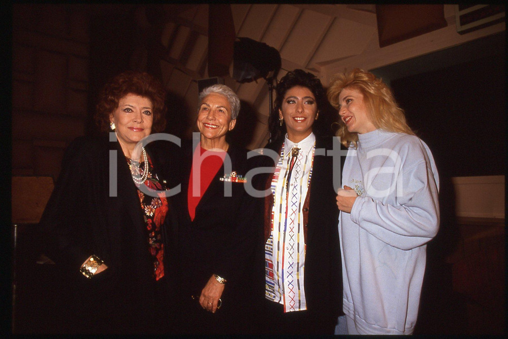 Fotografia d epoca originale 35mm vintage slide 1989 Studio FONIT CETRA Sabrina SALERNO e Lorella CUCCARINI 1