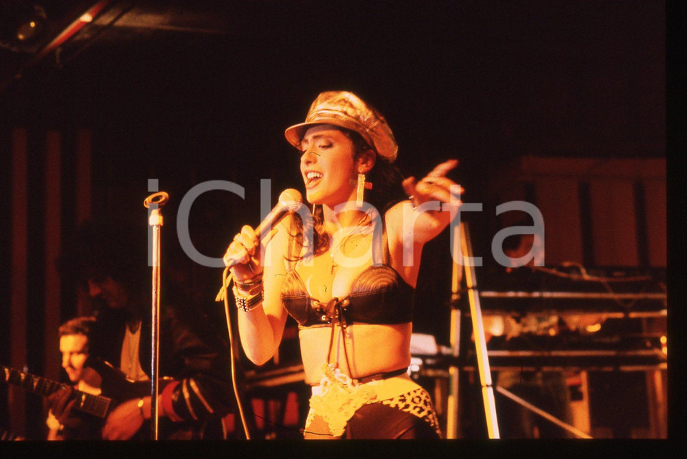 Fotografia d epoca originale 35mm vintage slide 1990 ca Ritratto di Sabrina SALERNO in concerto 1