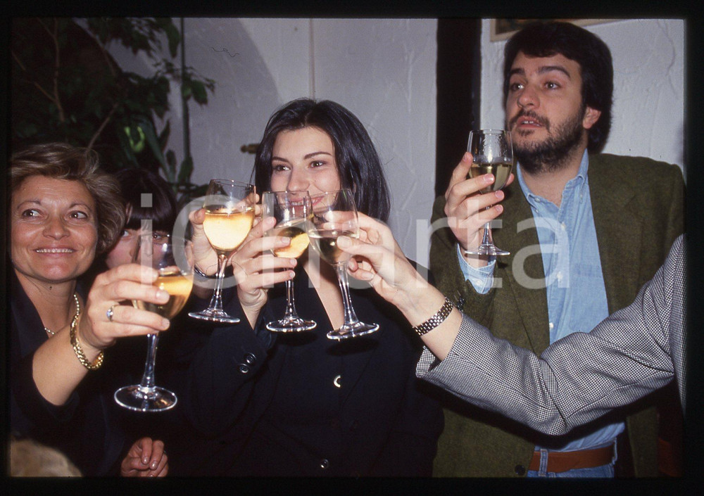 35mm vintage slide* 1994 SANREMO Laura PAUSINI festeggia con la famiglia (3)