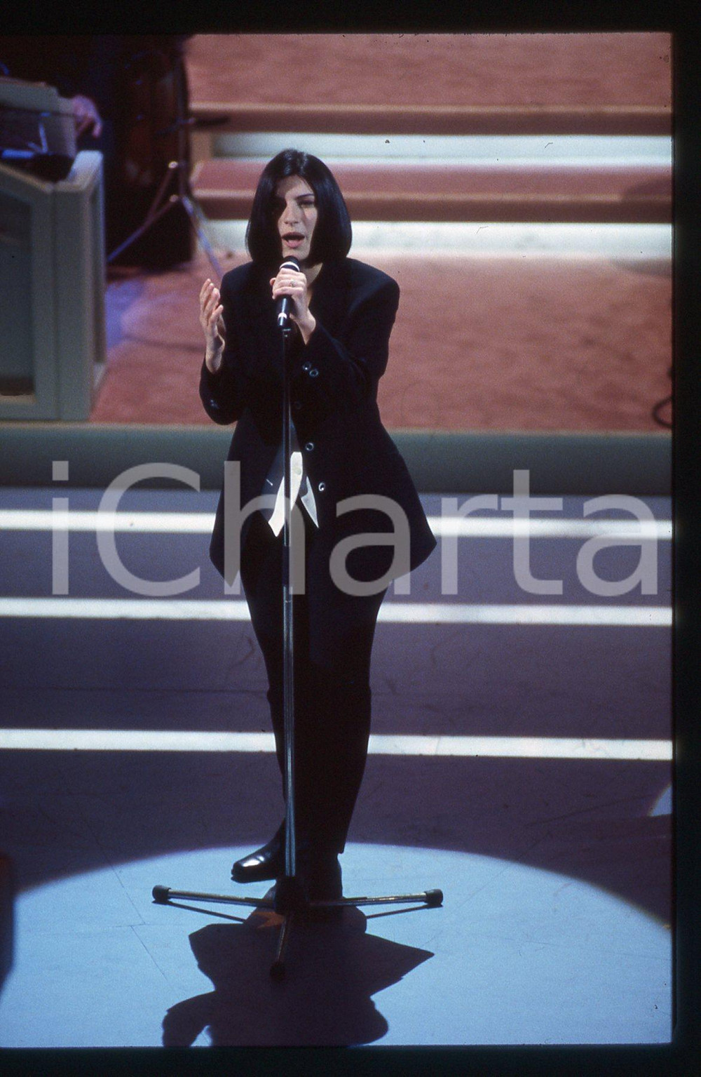 35mm vintage slide*1994 Festival SANREMO Laura PAUSINI "Strani Amori" (11)   Diapositiva d'epoca, in formato 35 mm. CONDIZIONI: GOODE' severamente vietata la riproduzione. Tutti i diritti sono riservati. ICharta mette in vendita, sul negozio eBay e in esclusiva sul sito "icharta" il proprio archivio composto da numerose diapositive e negativi fotografici d'epoca, tutti originali e autentici, che attraversano la storia del costume italiano tra gli la fine degli anni Sessanta e Novanta.Si tratta di uno sguardo inedito sull'attualit&agrave;, la politica, la vita quotidiana, il gossip e la cultura, che fotografa il cambiamento della nazione in quest'ultimo scorcio del XX secolo. Un'occasione unica per il mercato del collezionismo, che vede finalmente disponibile un archivio eccezionale per vastit&agrave;, tematiche e condizioni, in un settore (il negativo fotografico e la diapositiva) di assoluta novit&agrave; e dalle interessanti prospettive di investimento.     originale e autentica 1