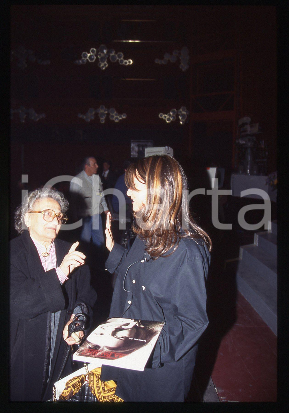35mm vintage slide* 1996 SANREMO GIOVANI Laura PAUSINI con un'ammiratrice