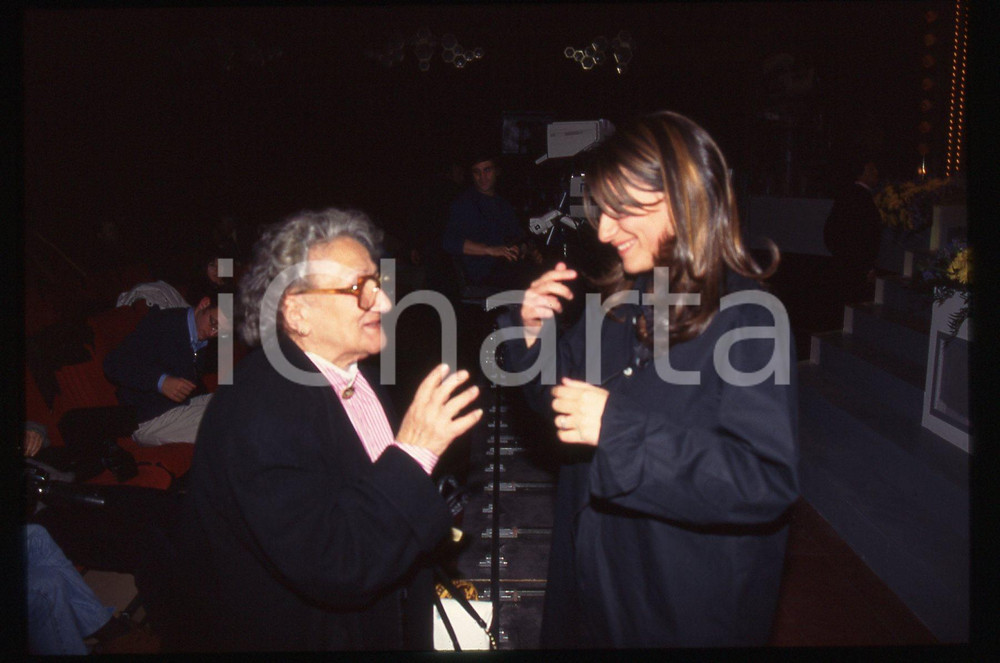 35mm vintage slide* 1996 Ritratto di Laura PAUSINI con un'ammiratrice (2)