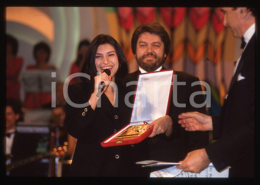 Negativo, diapositiva originale 35mm vintage slide1994 Festival di SANREMO Laura PAUSINI durante la premiazione 1