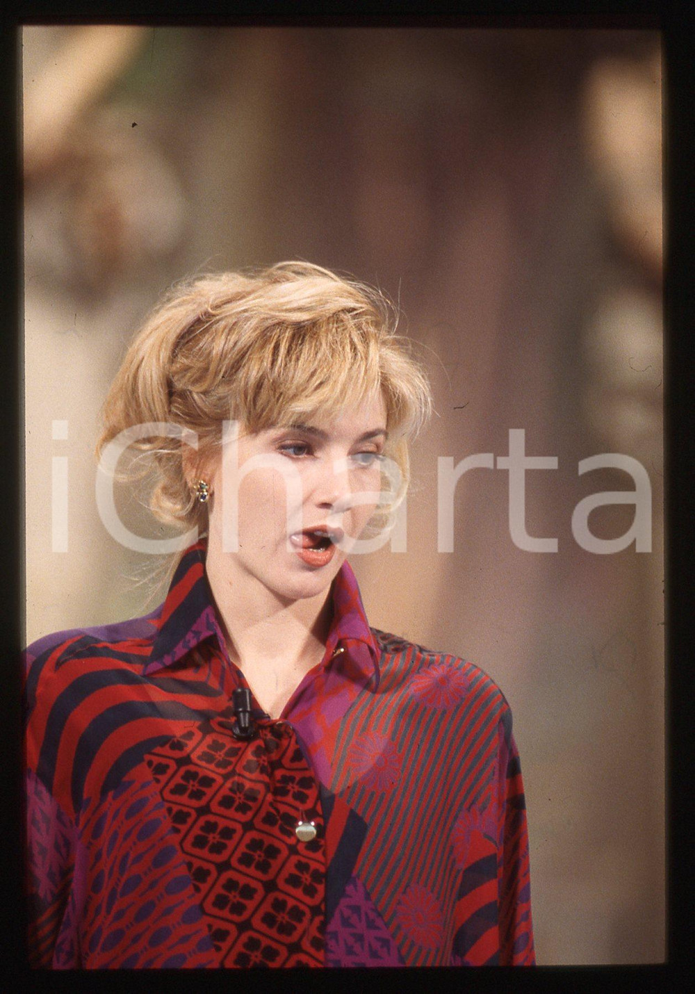 35mm vintage slide* 1990ca Ritratto curioso di Lorella CUCCARINI (2)   Diapositiva d'epoca, in formato 35 mm. CONDIZIONI: GOODE' severamente vietata la riproduzione. Tutti i diritti sono riservati. ICharta mette in vendita, sul negozio eBay e in esclusiva sul sito "icharta" il proprio archivio composto da numerose diapositive e negativi fotografici d'epoca, tutti originali e autentici, che attraversano la storia del costume italiano tra gli la fine degli anni Sessanta e Novanta.Si tratta di uno sguardo inedito sull'attualit&agrave;, la politica, la vita quotidiana, il gossip e la cultura, che fotografa il cambiamento della nazione in quest'ultimo scorcio del XX secolo. Un'occasione unica per il mercato del collezionismo, che vede finalmente disponibile un archivio eccezionale per vastit&agrave;, tematiche e condizioni, in un settore (il negativo fotografico e la diapositiva) di assoluta novit&agrave; e dalle interessanti prospettive di investimento.  originale e autentica 1