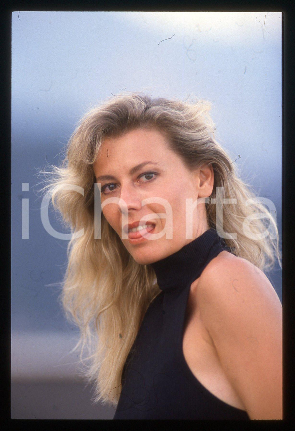 Fotografia d epoca originale 35mm vintage slide 1990ca Ritratto curioso di Daniela POGGI 1