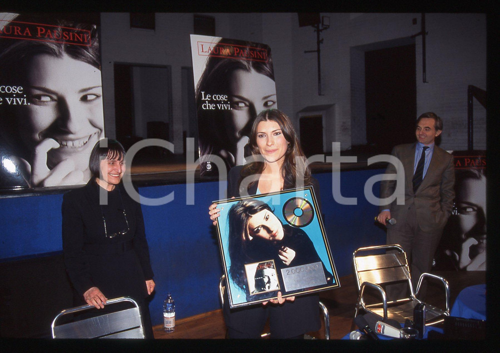 Fotografia d epoca originale 35mm vintage slide1996 Laura PAUSINI disco di Platino per Le cose che vivi2 1