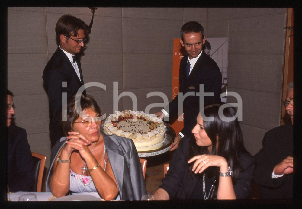 Negativo, diapositiva originale 35mm vintage slide 1995ca Torta in onore di LAURA PAUSINI 1