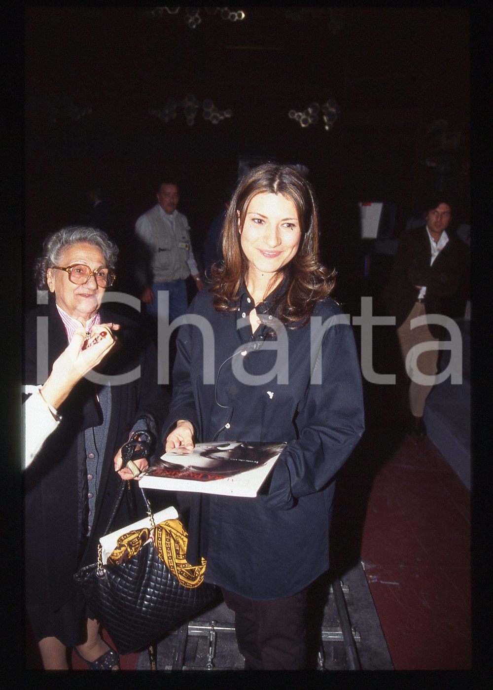 35mm vintage slide* 1996 SANREMO GIOVANI Laura PAUSINI con un'ammiratrice (2)