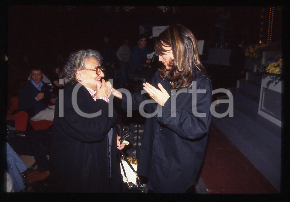 35mm vintage slide* 1996 Ritratto di Laura PAUSINI con un'ammiratrice (3)
