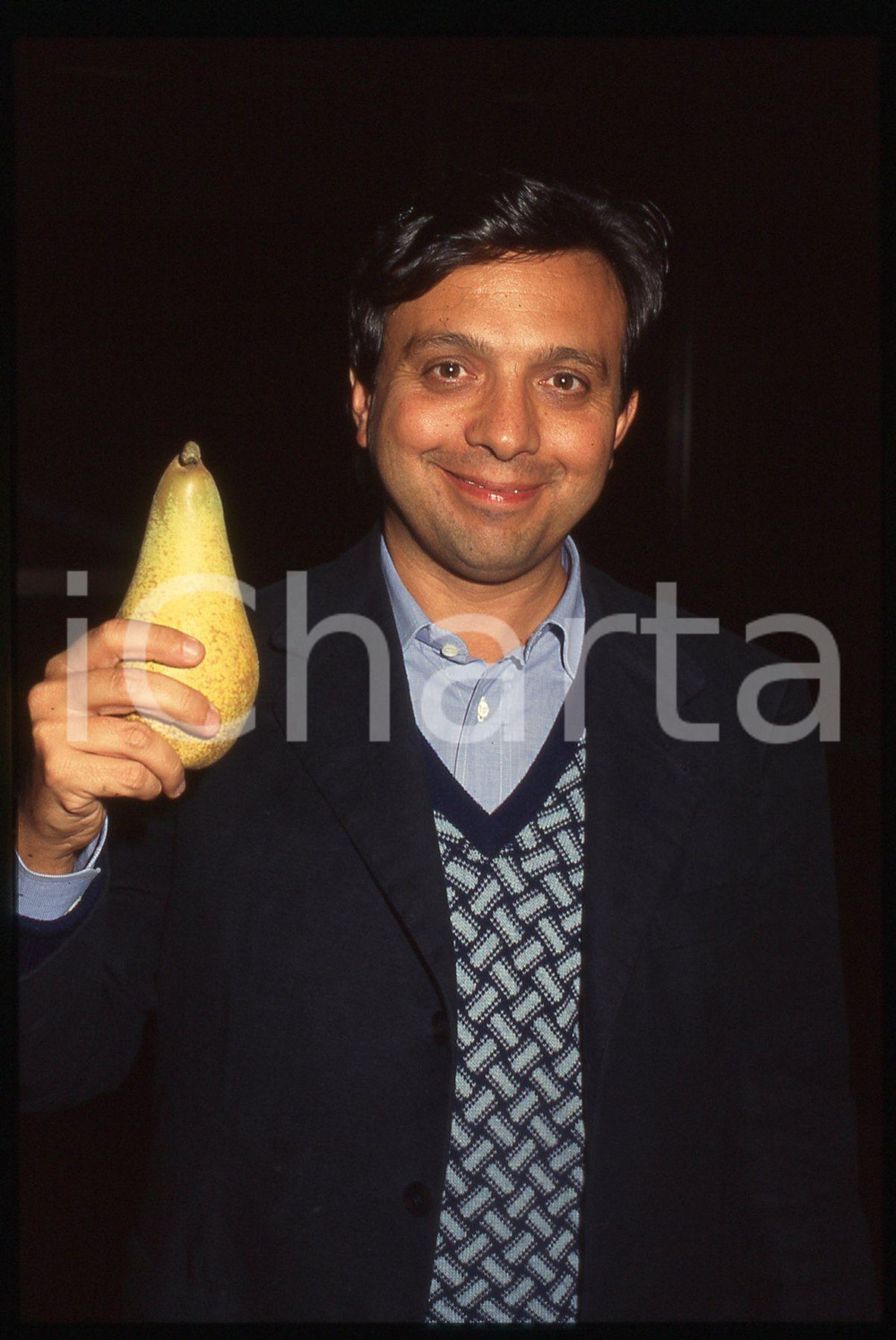 35mm vintage slide* 1990ca Ritratto curioso di Piero CHIAMBRETTI con una pera