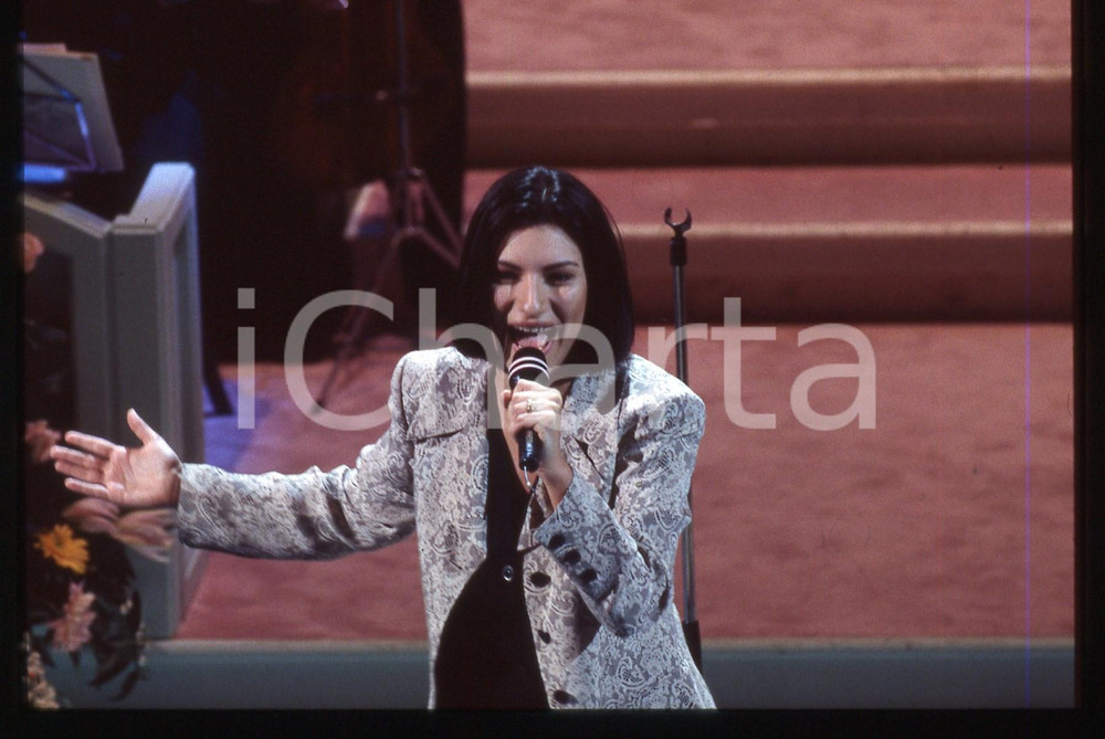 35mm vintage slide*1994 Festival SANREMO Laura PAUSINI canta "Strani Amori" (16)