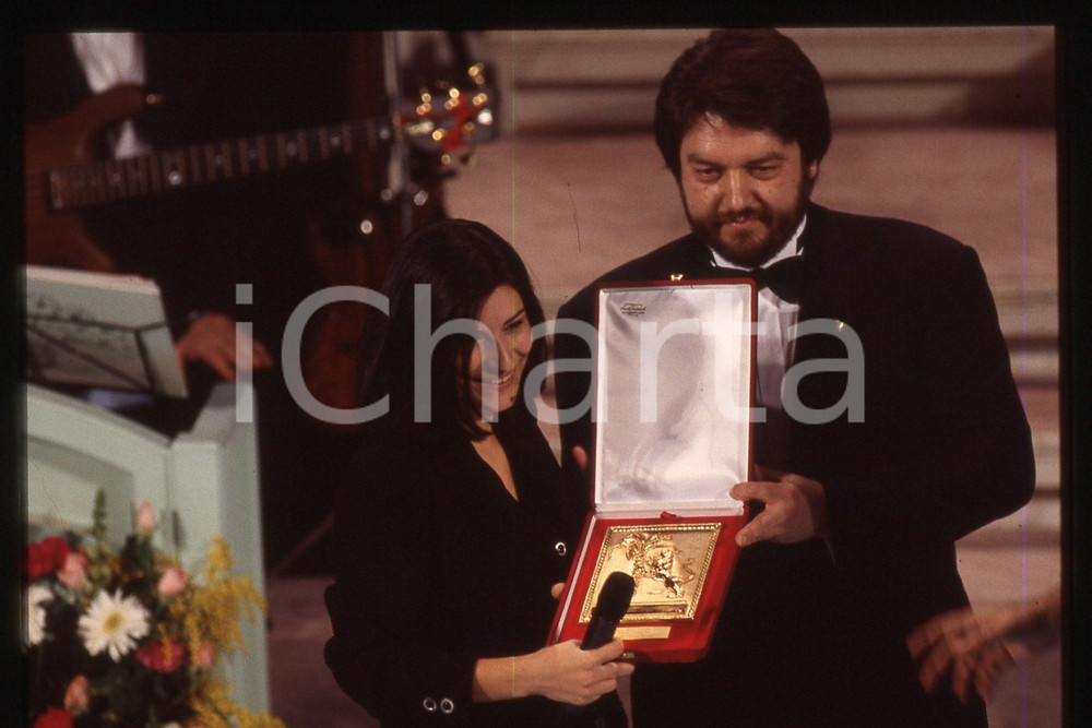 Negativo, diapositiva originale 35mm vintage slide 1994 Festival di SANREMO Laura PAUSINI durante premiazione 1