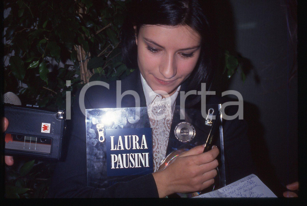 35mm vintage slide* 1994 Laura PAUSINI ritratta con il disco di platino