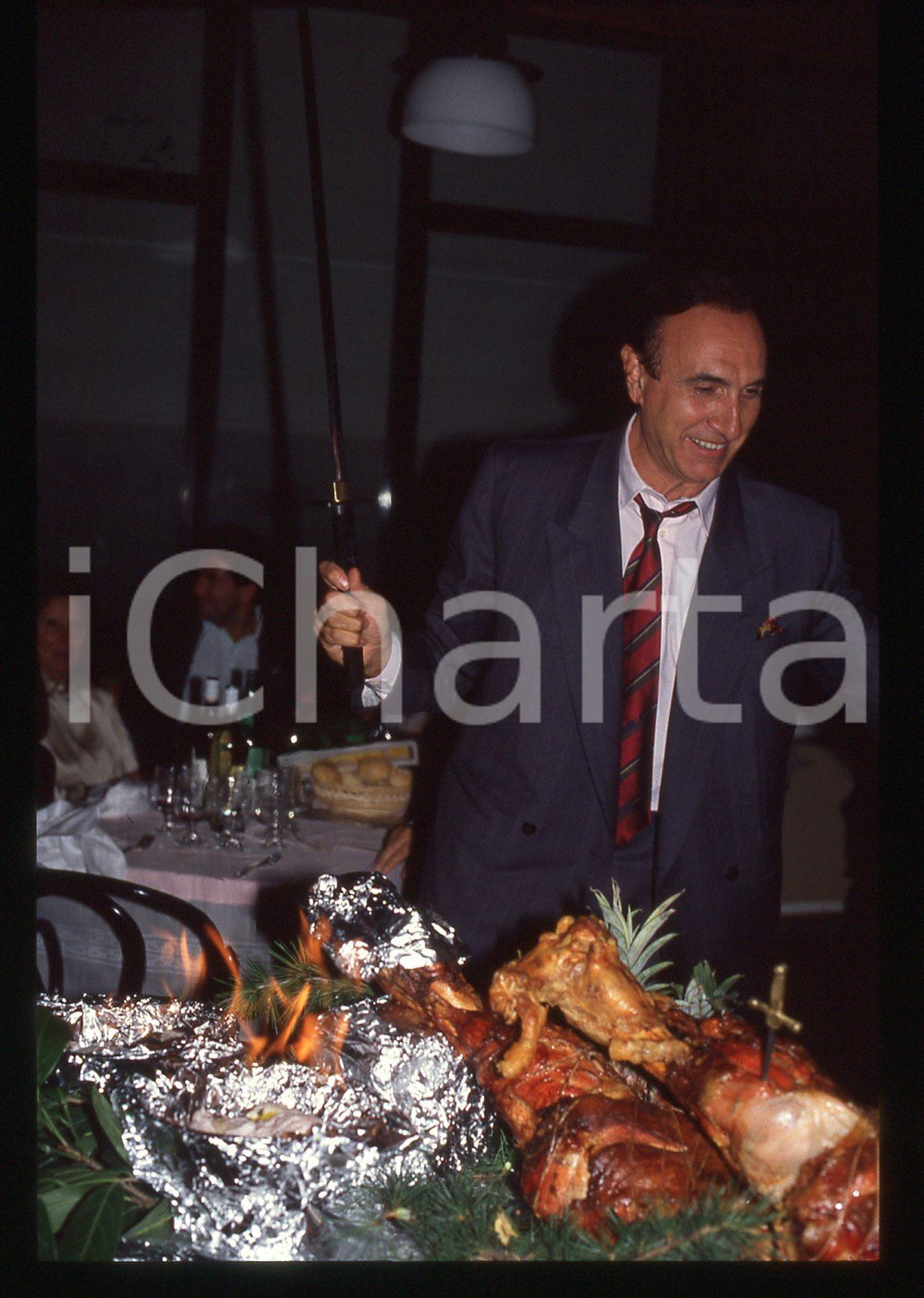 Fotografia d epoca originale 35mm vintage slide 1990ca Ritratto curioso di Pippo BAUDO al ristorante 1