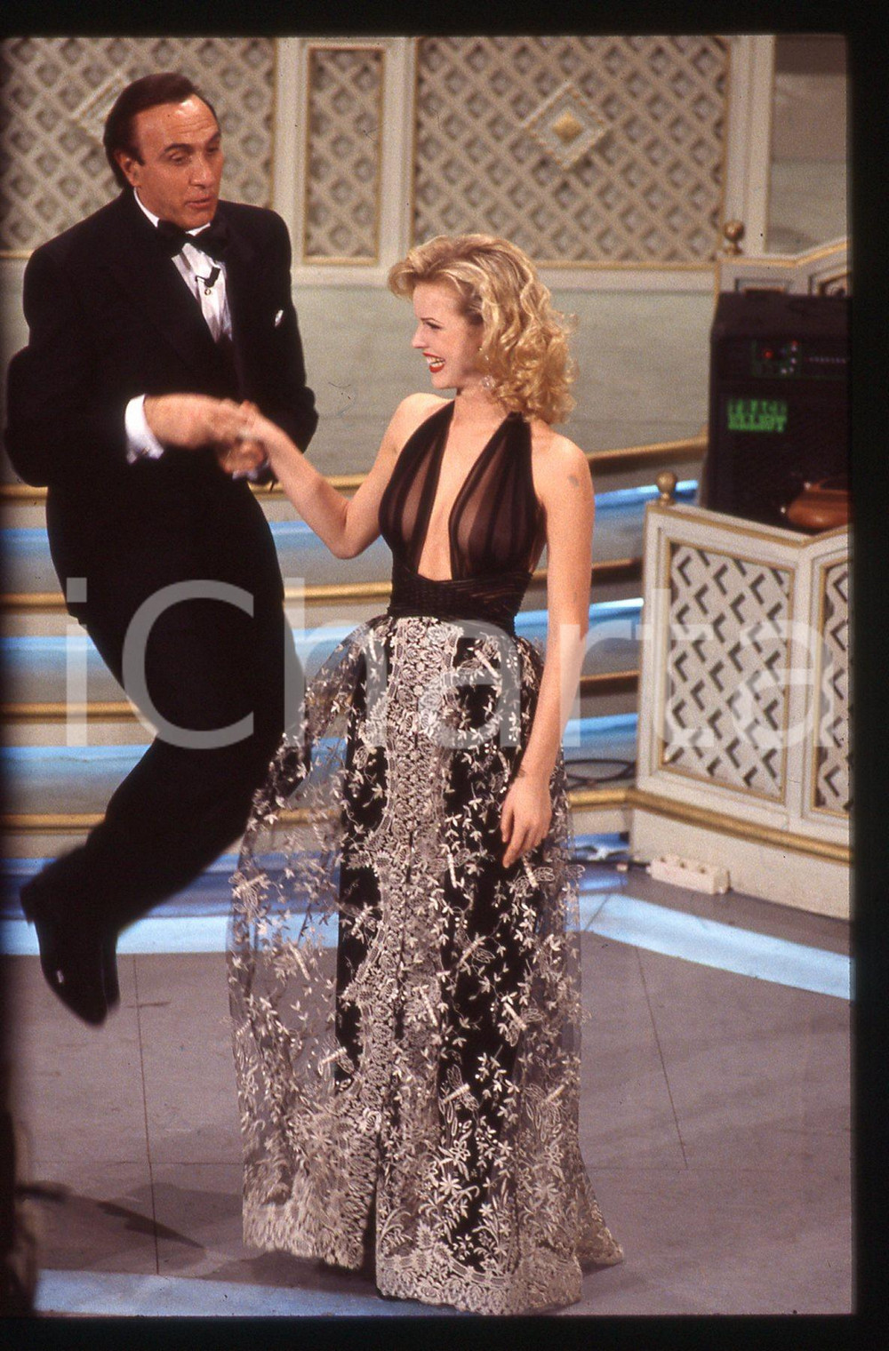 Fotografia d epoca originale 35mm vintage slide 1990ca Ritratto curioso di Pippo BAUDO e Eva HERZIGOVA 1