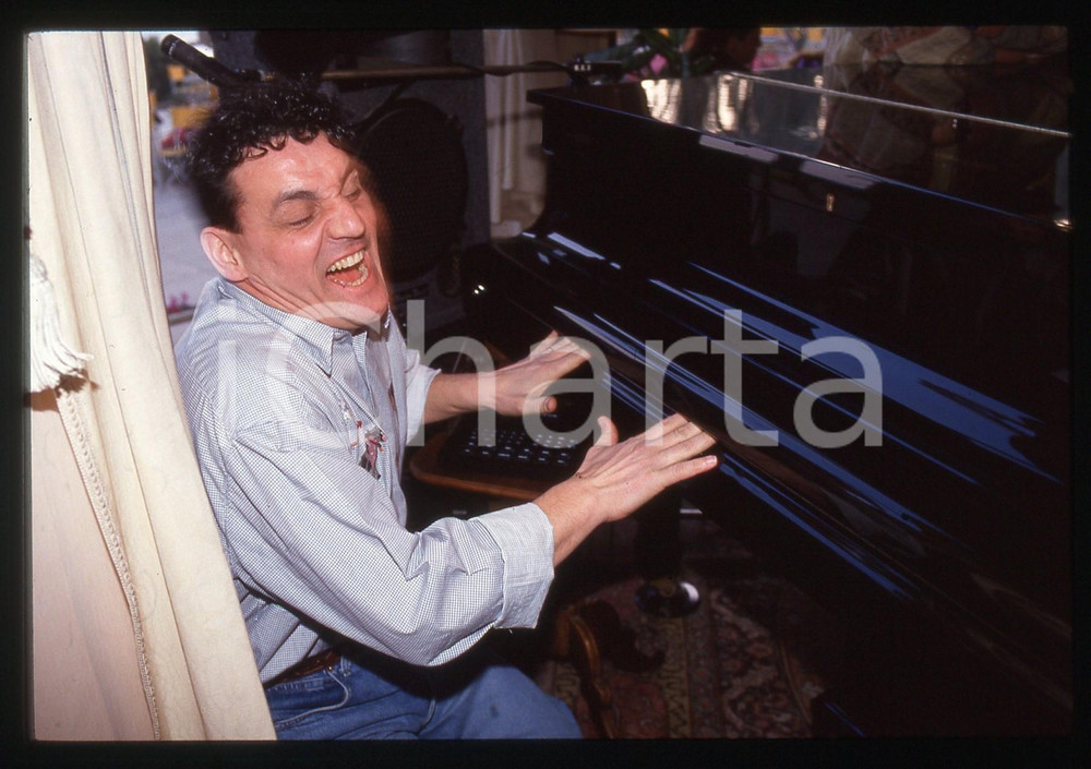 Fotografia d epoca originale 35mm vintage slide 1990ca Francesco SALVI ritratto curioso al pianoforte 1