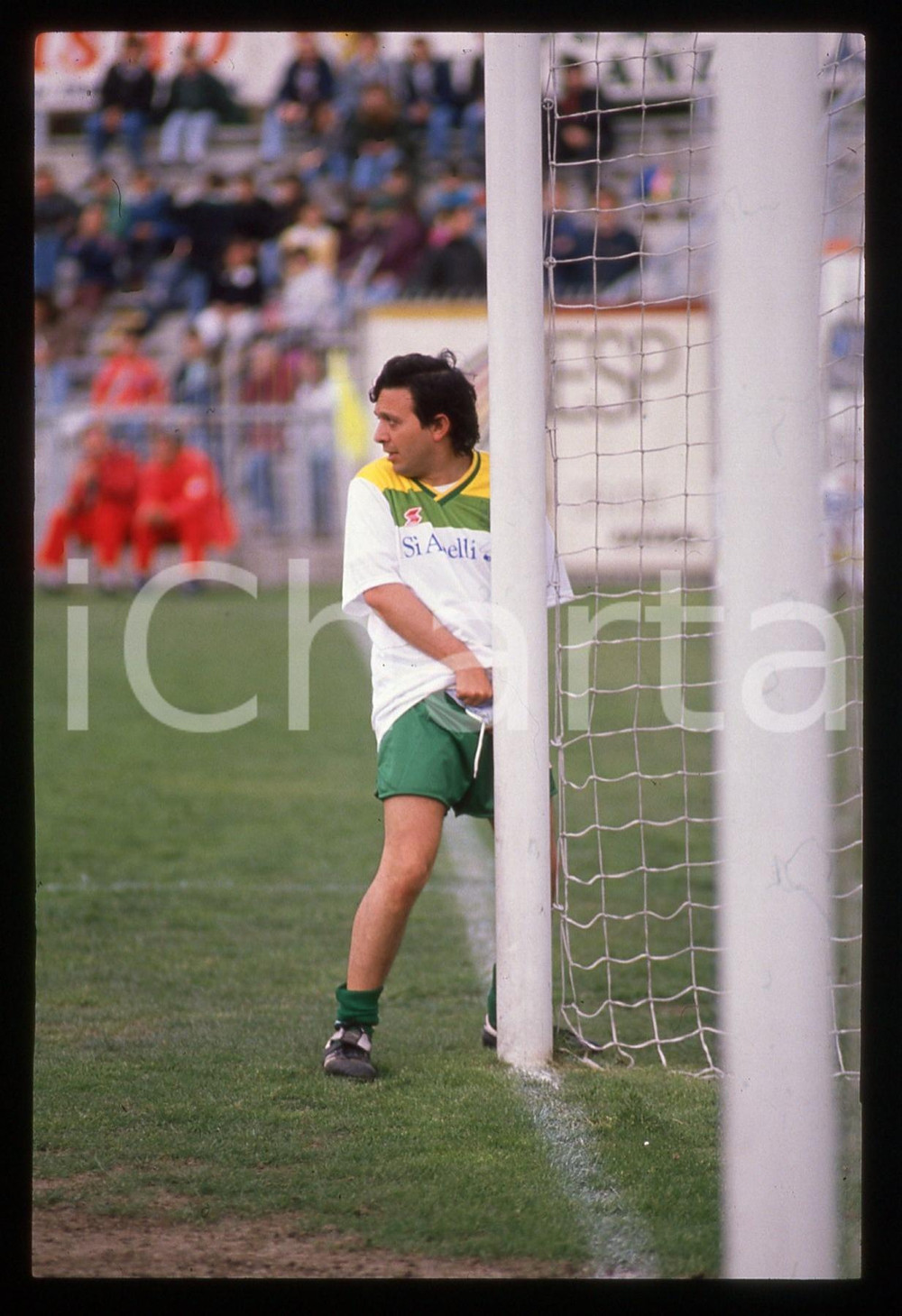 35mm vintage slide*1990ca Piero CHIAMBRETTI ritratto curioso sul campo da calcio