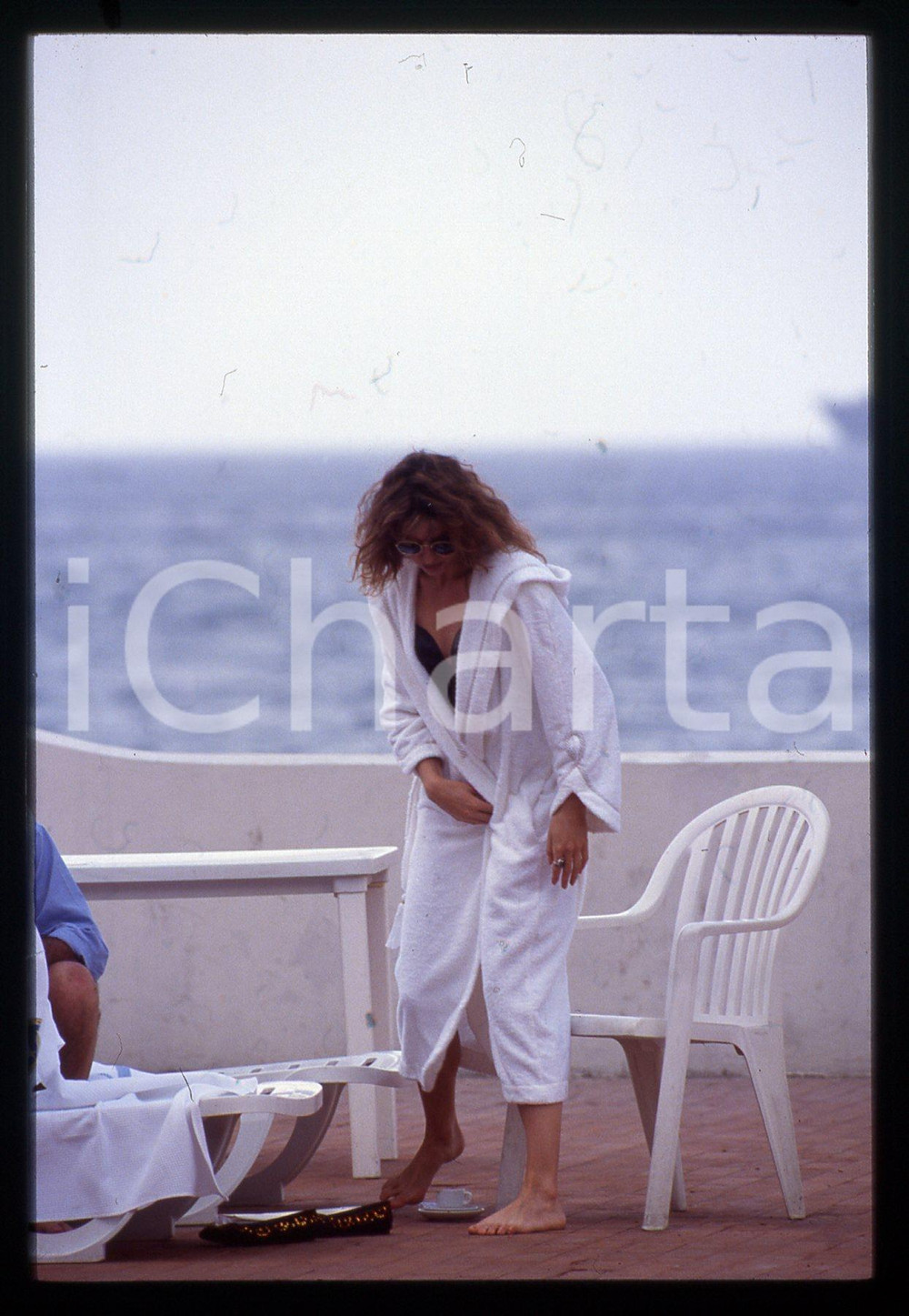 35mm vintage slide* 1990ca Alba PARIETTI paparazzata in accappatoio, gossip