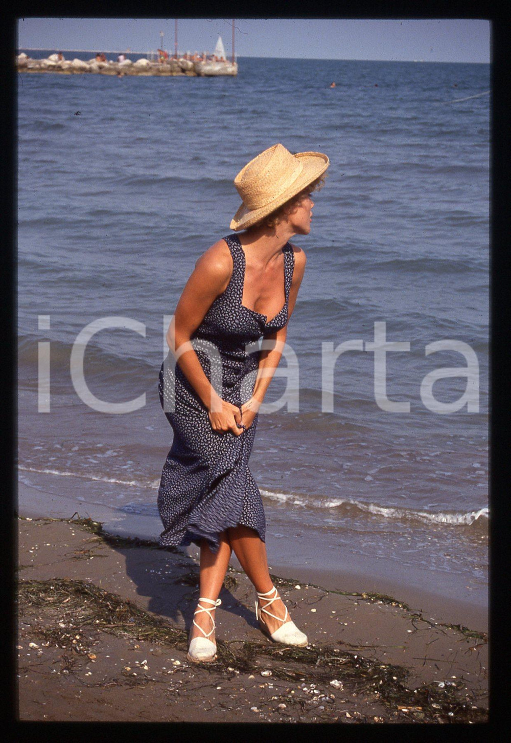 35mm vintage slide* 1990ca Nancy BRILLI ritratto curioso in spiaggia