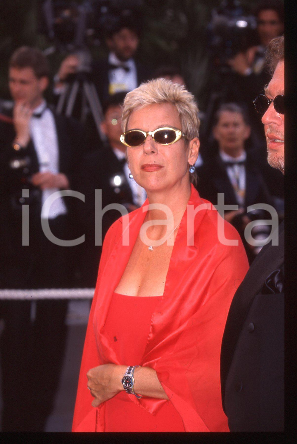 35mm vintage slide* 1999 Festival di CANNES Doris DORRIE ritratto della regista   Diapositiva d'epoca, in formato 35 mm. CONDIZIONI: GOODE' severamente vietata la riproduzione. Tutti i diritti sono riservati. ICharta mette in vendita, sul negozio eBay e in esclusiva sul sito "icharta" il proprio archivio composto da numerose diapositive e negativi fotografici d'epoca, tutti originali e autentici, che attraversano la storia del costume italiano tra gli la fine degli anni Sessanta e Novanta.Si tratta di uno sguardo inedito sull'attualit&agrave;, la politica, la vita quotidiana, il gossip e la cultura, che fotografa il cambiamento della nazione in quest'ultimo scorcio del XX secolo. Un'occasione unica per il mercato del collezionismo, che vede finalmente disponibile un archivio eccezionale per vastit&agrave;, tematiche e condizioni, in un settore (il negativo fotografico e la diapositiva) di assoluta novit&agrave; e dalle interessanti prospettive di investimento.  originale e autentica 1