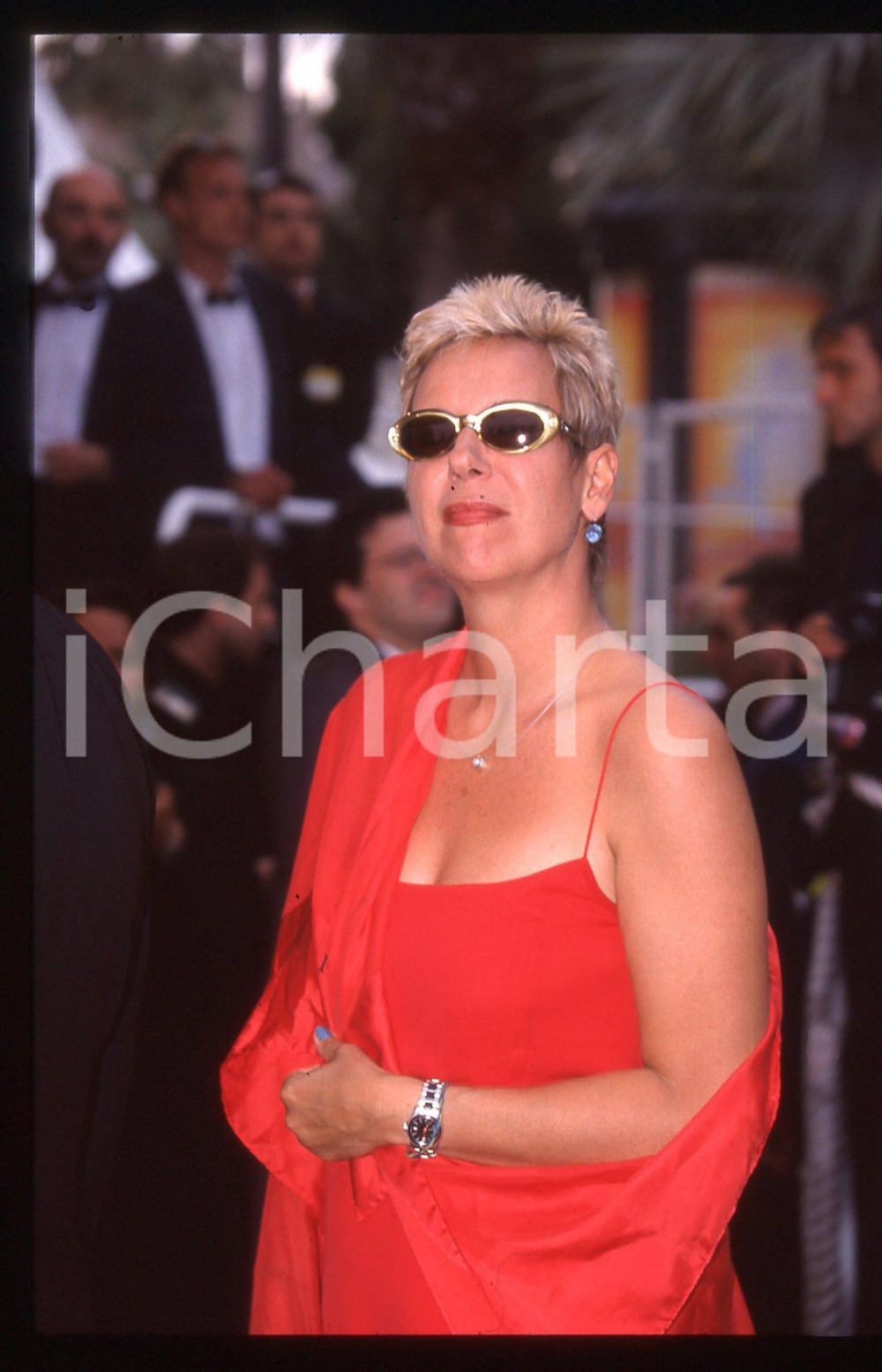 35mm vintage slide* 1999 Festival CANNES Doris DORRIE ritratto della regista (2)   Diapositiva d'epoca, in formato 35 mm. CONDIZIONI: GOODE' severamente vietata la riproduzione. Tutti i diritti sono riservati. ICharta mette in vendita, sul negozio eBay e in esclusiva sul sito "icharta" il proprio archivio composto da numerose diapositive e negativi fotografici d'epoca, tutti originali e autentici, che attraversano la storia del costume italiano tra gli la fine degli anni Sessanta e Novanta.Si tratta di uno sguardo inedito sull'attualit&agrave;, la politica, la vita quotidiana, il gossip e la cultura, che fotografa il cambiamento della nazione in quest'ultimo scorcio del XX secolo. Un'occasione unica per il mercato del collezionismo, che vede finalmente disponibile un archivio eccezionale per vastit&agrave;, tematiche e condizioni, in un settore (il negativo fotografico e la diapositiva) di assoluta novit&agrave; e dalle interessanti prospettive di investimento.  originale e autentica 1