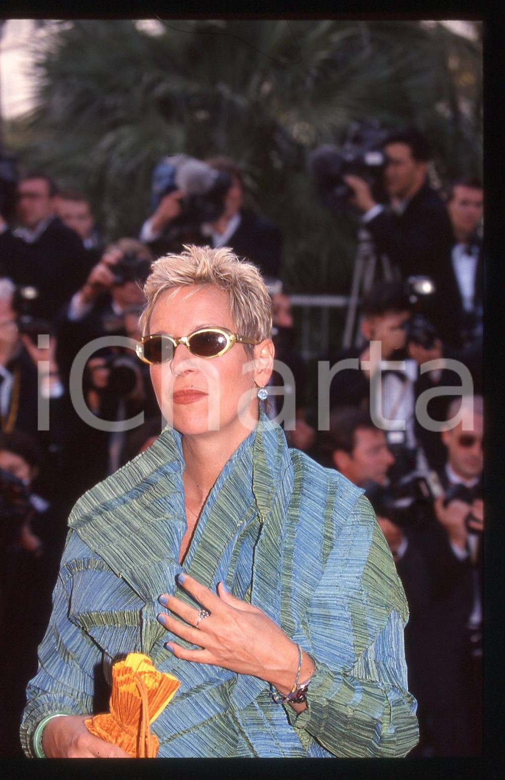 35mm vintage slide* 1999 Festival CANNES Doris DORRIE ritratto della regista (3)   Diapositiva d'epoca, in formato 35 mm. CONDIZIONI: GOODE' severamente vietata la riproduzione. Tutti i diritti sono riservati. ICharta mette in vendita, sul negozio eBay e in esclusiva sul sito "icharta" il proprio archivio composto da numerose diapositive e negativi fotografici d'epoca, tutti originali e autentici, che attraversano la storia del costume italiano tra gli la fine degli anni Sessanta e Novanta.Si tratta di uno sguardo inedito sull'attualit&agrave;, la politica, la vita quotidiana, il gossip e la cultura, che fotografa il cambiamento della nazione in quest'ultimo scorcio del XX secolo. Un'occasione unica per il mercato del collezionismo, che vede finalmente disponibile un archivio eccezionale per vastit&agrave;, tematiche e condizioni, in un settore (il negativo fotografico e la diapositiva) di assoluta novit&agrave; e dalle interessanti prospettive di investimento.  originale e autentica 1