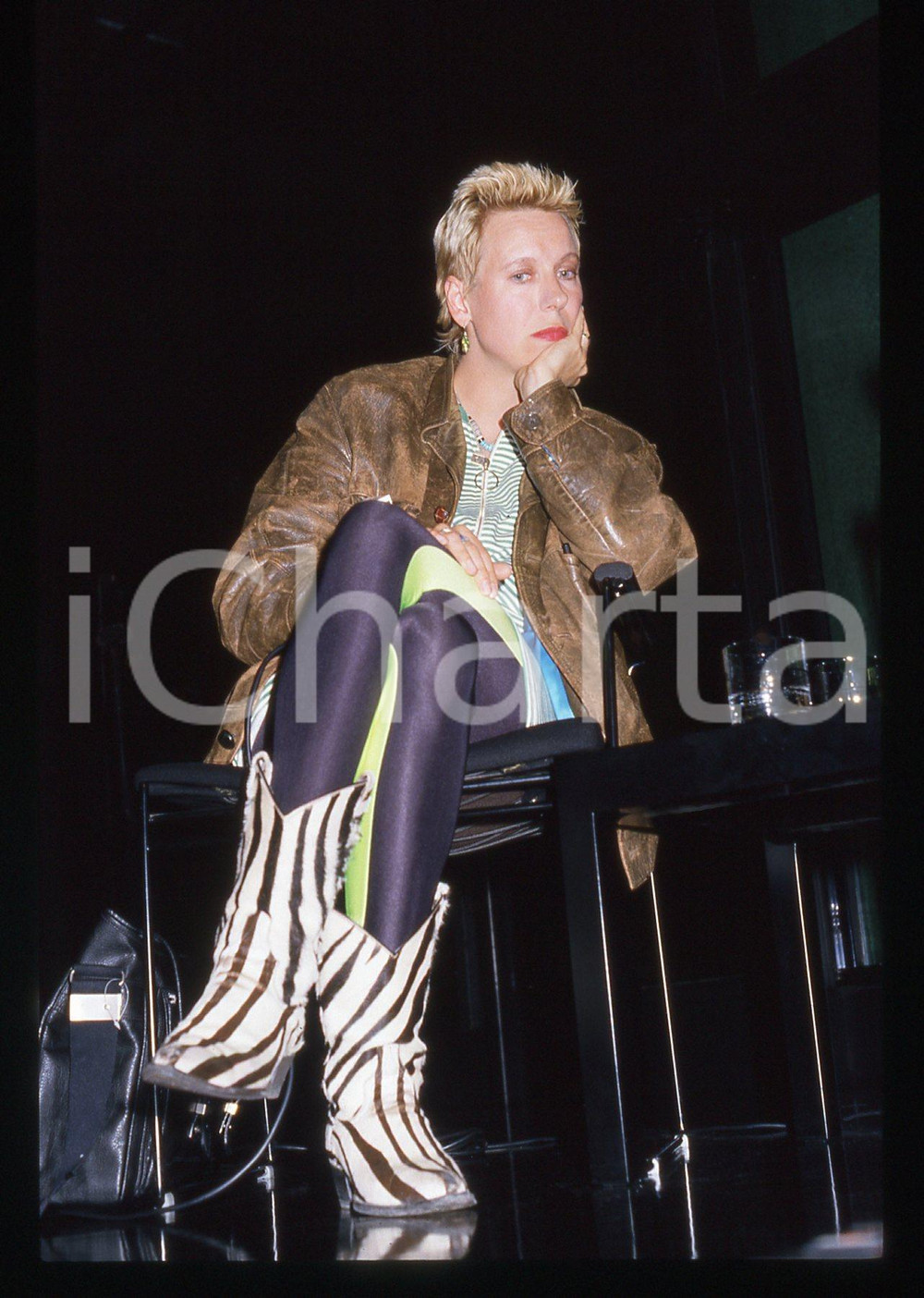 35mm vintage slide* 1988 Doris DORRIE ritratto della regista (6)   Diapositiva d'epoca, in formato 35 mm. CONDIZIONI: GOODE' severamente vietata la riproduzione. Tutti i diritti sono riservati. ICharta mette in vendita, sul negozio eBay e in esclusiva sul sito "icharta" il proprio archivio composto da numerose diapositive e negativi fotografici d'epoca, tutti originali e autentici, che attraversano la storia del costume italiano tra gli la fine degli anni Sessanta e Novanta.Si tratta di uno sguardo inedito sull'attualit&agrave;, la politica, la vita quotidiana, il gossip e la cultura, che fotografa il cambiamento della nazione in quest'ultimo scorcio del XX secolo. Un'occasione unica per il mercato del collezionismo, che vede finalmente disponibile un archivio eccezionale per vastit&agrave;, tematiche e condizioni, in un settore (il negativo fotografico e la diapositiva) di assoluta novit&agrave; e dalle interessanti prospettive di investimento.  originale e autentica 1