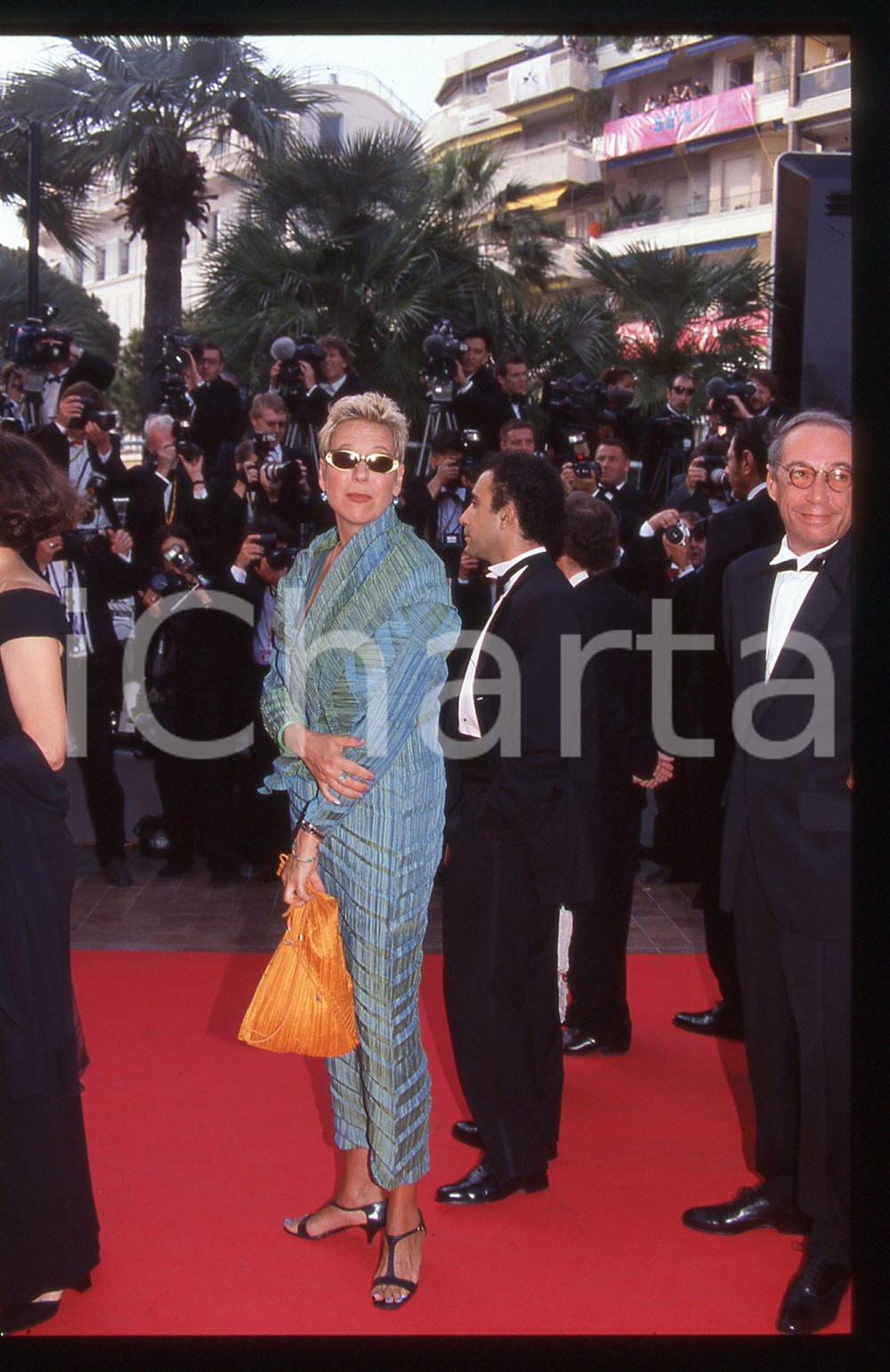 35mm vintage slide* 1999 Festival CANNES Doris DORRIE ritratto della regista (8)   Diapositiva d'epoca, in formato 35 mm. CONDIZIONI: GOODE' severamente vietata la riproduzione. Tutti i diritti sono riservati. ICharta mette in vendita, sul negozio eBay e in esclusiva sul sito "icharta" il proprio archivio composto da numerose diapositive e negativi fotografici d'epoca, tutti originali e autentici, che attraversano la storia del costume italiano tra gli la fine degli anni Sessanta e Novanta.Si tratta di uno sguardo inedito sull'attualit&agrave;, la politica, la vita quotidiana, il gossip e la cultura, che fotografa il cambiamento della nazione in quest'ultimo scorcio del XX secolo. Un'occasione unica per il mercato del collezionismo, che vede finalmente disponibile un archivio eccezionale per vastit&agrave;, tematiche e condizioni, in un settore (il negativo fotografico e la diapositiva) di assoluta novit&agrave; e dalle interessanti prospettive di investimento.  originale e autentica 1
