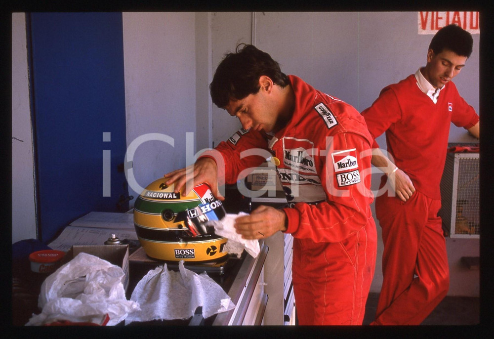 Fotografia d epoca originale 35mm vintage slide 1988 IMOLA Ayrton SENNA ritratto nei box MCLAREN 3 1