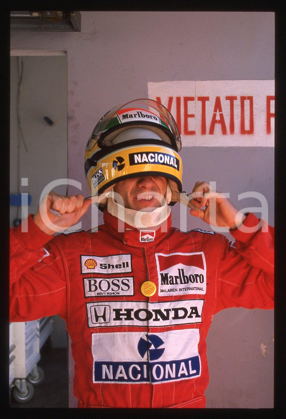 Fotografia d epoca originale 35mm vintage slide 1988 IMOLA Ayrton SENNA ritratto nei box MCLAREN 24 1