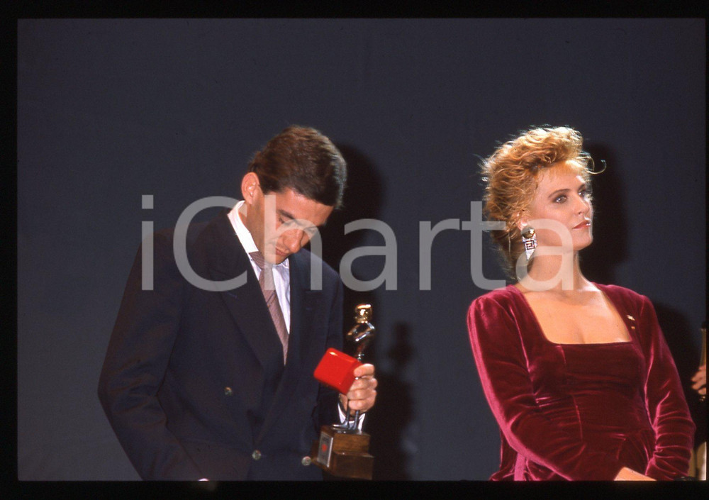 Fotografia d epoca originale 35mm vintage slide 1988 MILANO Ayrton SENNA e Ramona DELL ABATE ai CASCHI D ORO 1